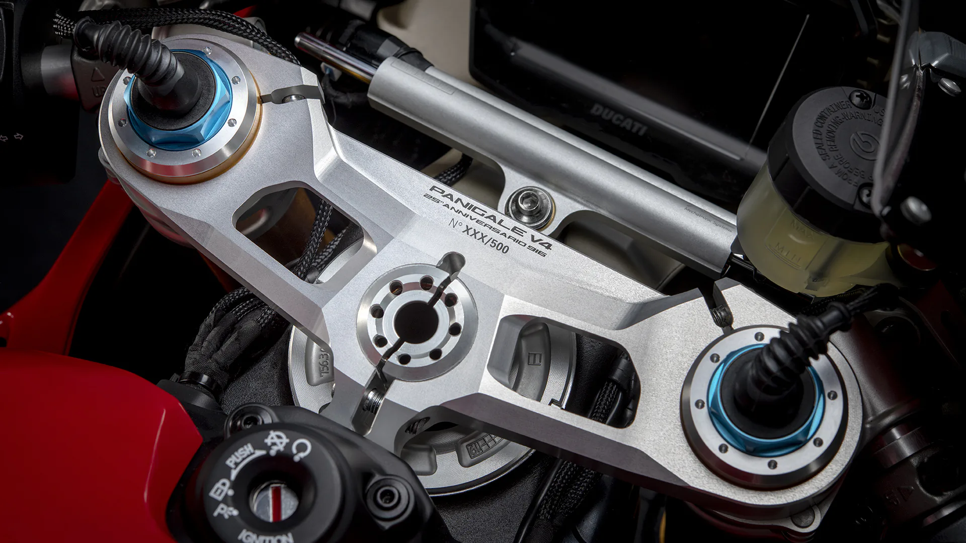 Siêu phẩm Panigale V4 kỷ niệm 25 năm của Ducati chính thức ra mắt, giá hơn 47,000 USD và chỉ bán 500 chiếc