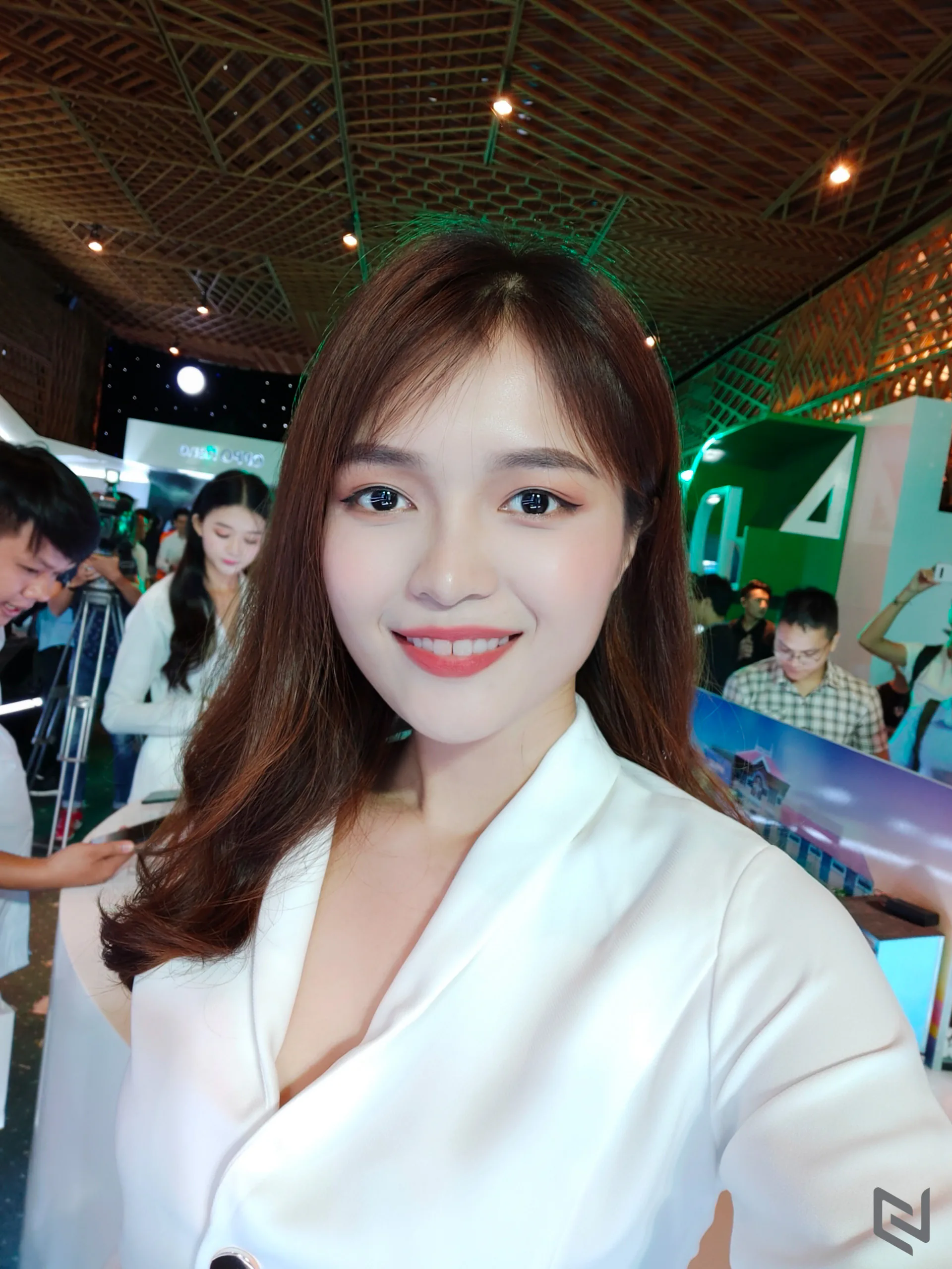 OPPO Reno chụp selfie đẹp thế này thì các bạn nữ còn chần chừ gì mà không sở hữu ngay một em để sống ảo