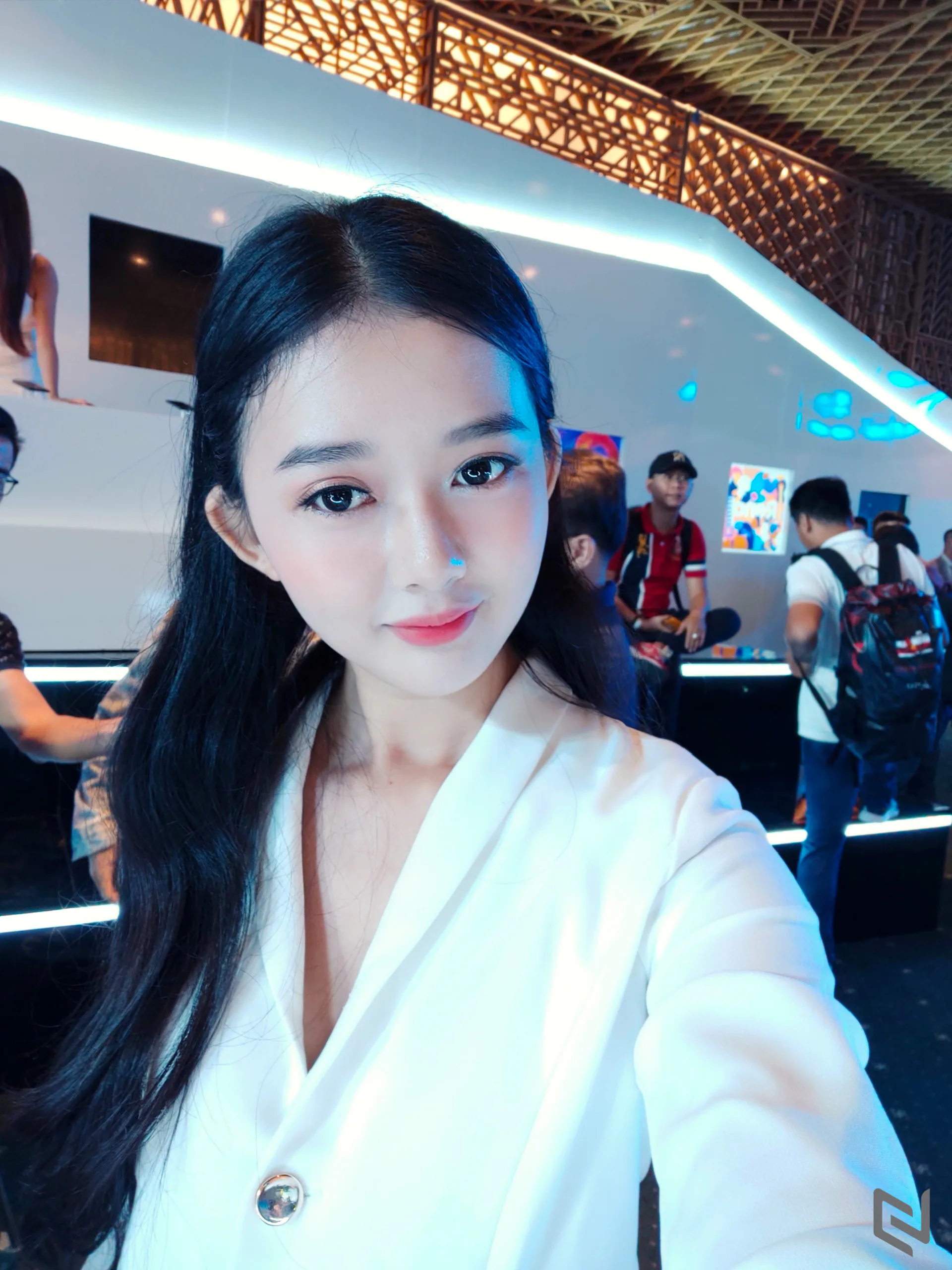 OPPO Reno chụp selfie đẹp thế này thì các bạn nữ còn chần chừ gì mà không sở hữu ngay một em để sống ảo