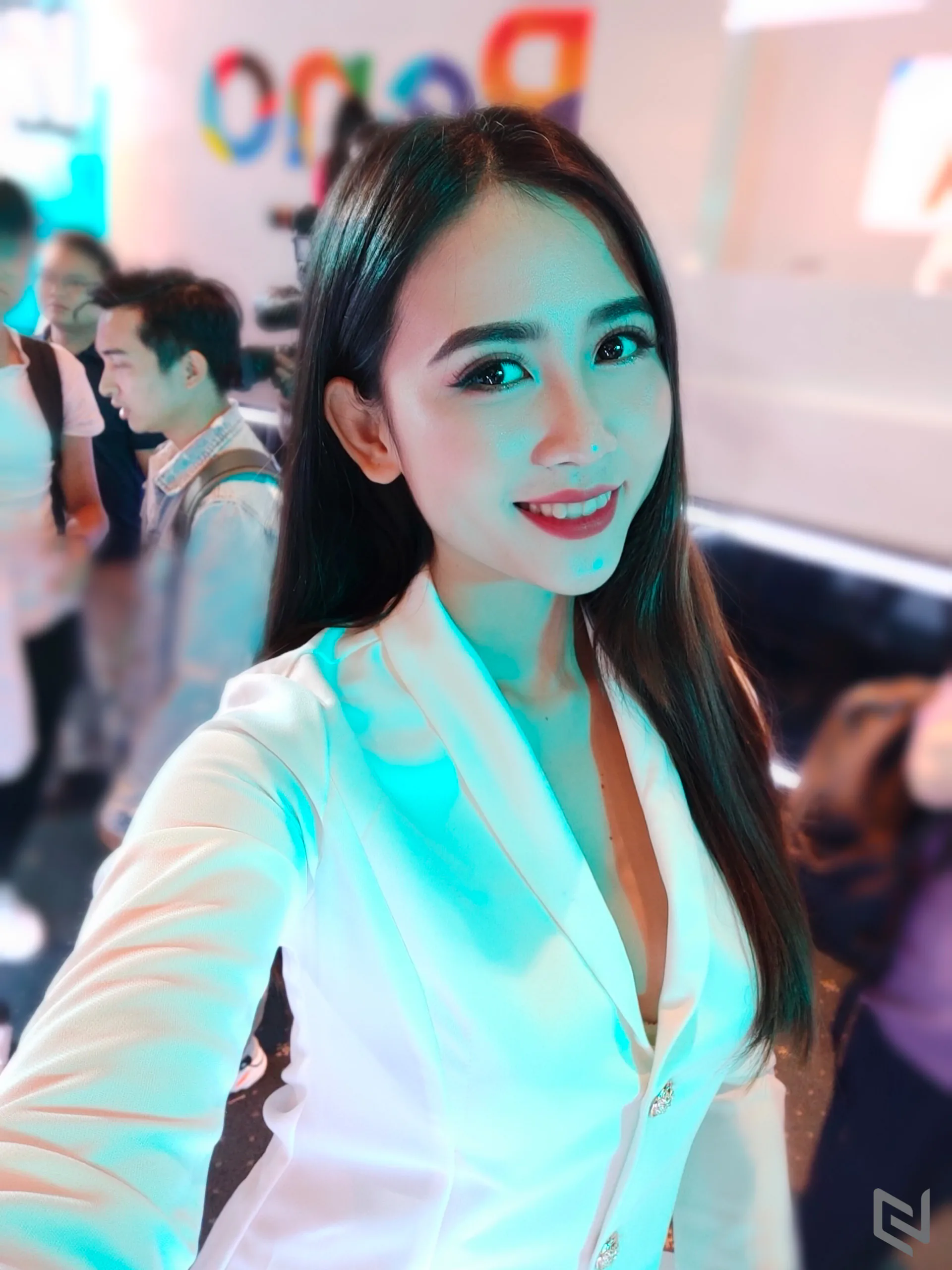 OPPO Reno chụp selfie đẹp thế này thì các bạn nữ còn chần chừ gì mà không sở hữu ngay một em để sống ảo