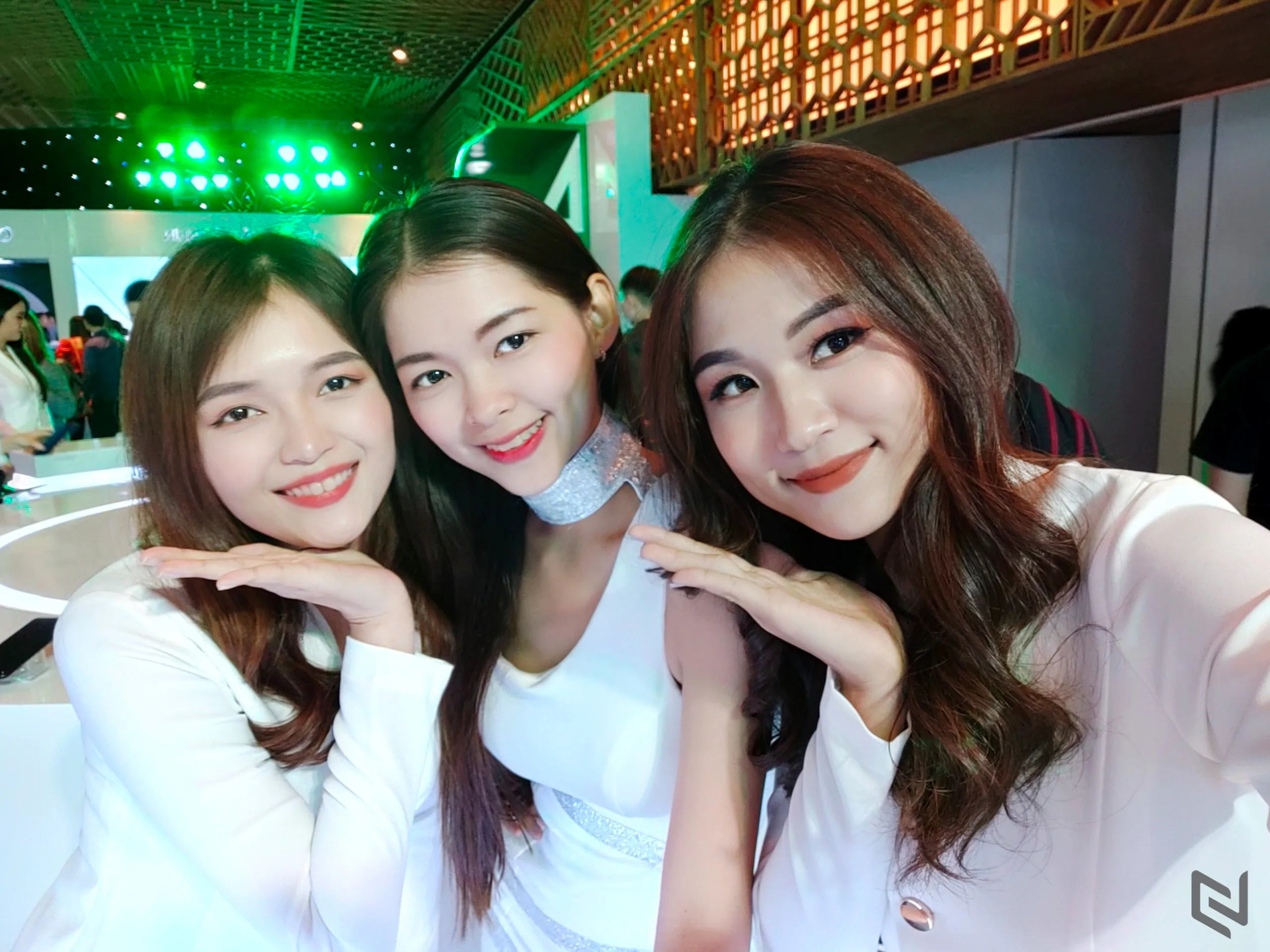OPPO Reno chụp selfie đẹp thế này thì các bạn nữ còn chần chừ gì mà không sở hữu ngay một em để sống ảo