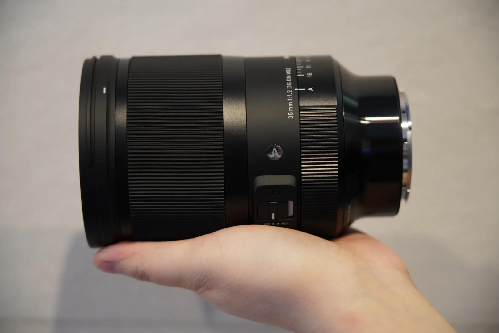 Trên tay bộ ba ống kính SIGMA 35mm F1.2, 45mm F2.8 và 14-24mm mới
