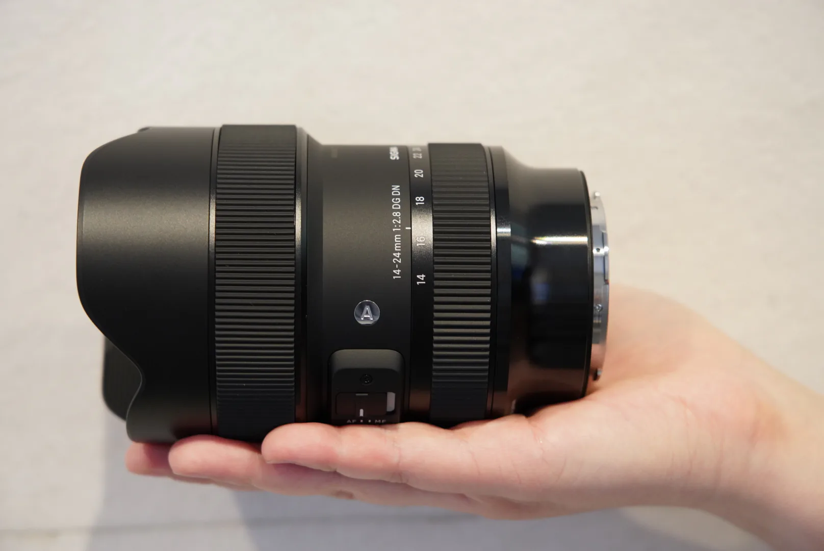 Trên tay bộ ba ống kính SIGMA 35mm F1.2, 45mm F2.8 và 14-24mm mới