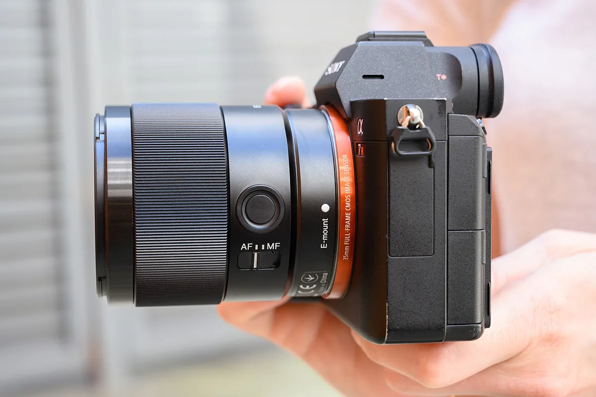 Sony ra mắt ống kính FE 35mm f/1.8 cho mirrorless full-frame, giá 750 USD