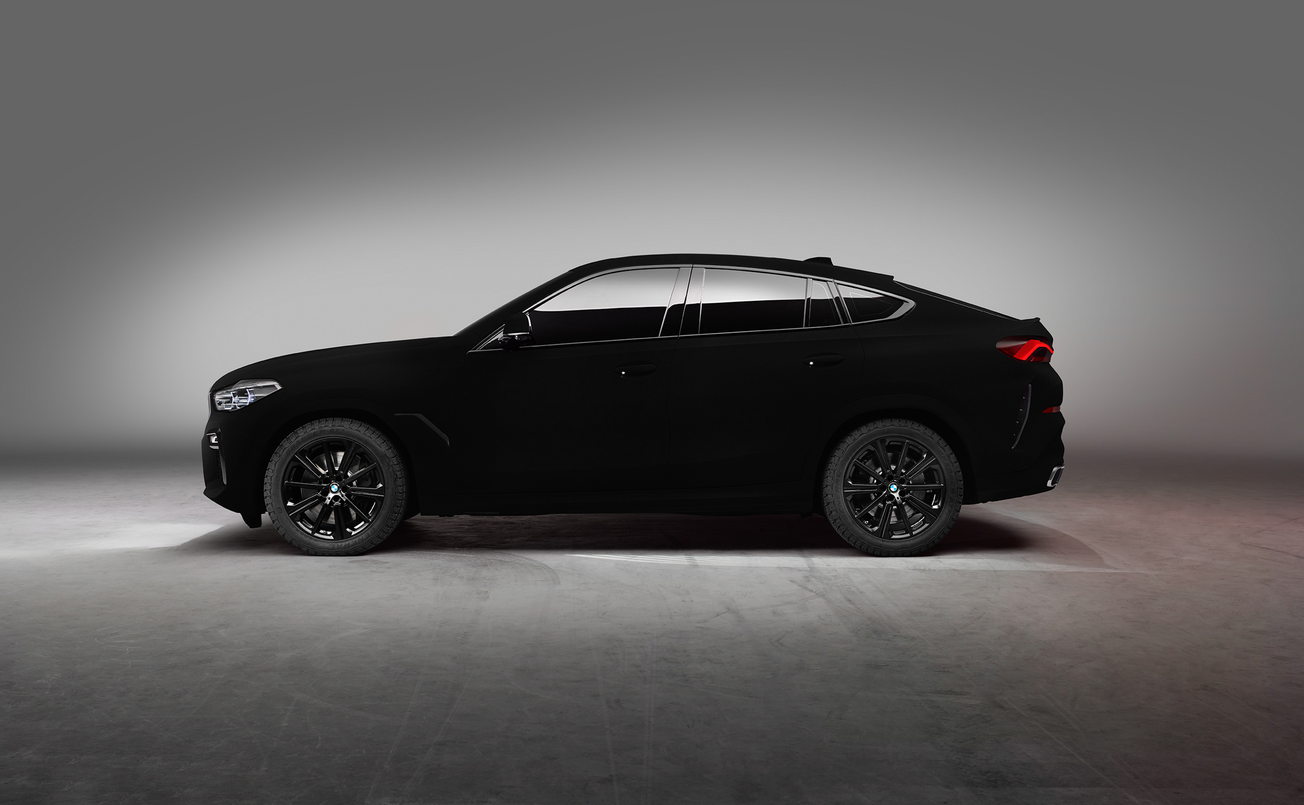 BMW trìng làng xe X6 Vantablack siêu đen, đen còn hơn cả màn đêm
