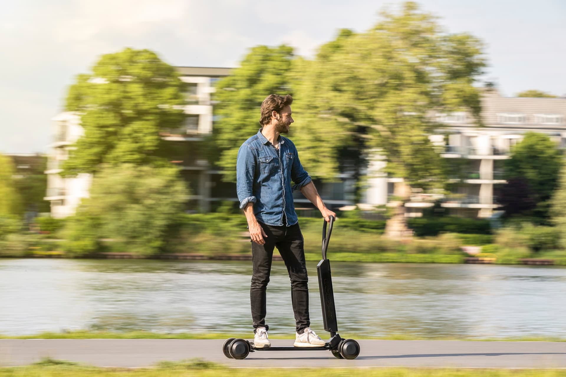 Audi ra mắt concept E-tron, xe scooter điện kết hợp với ván trượt tiện dụng
