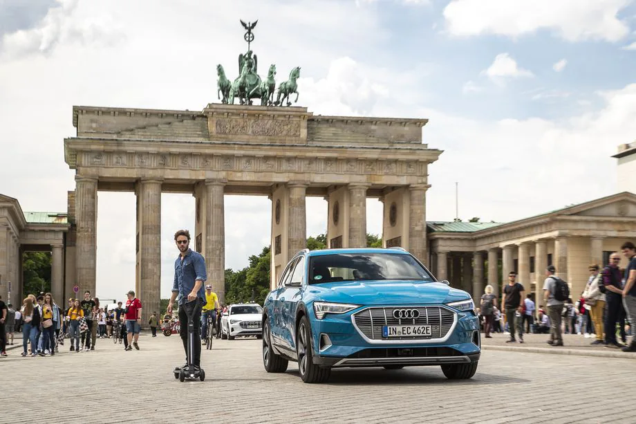 Audi ra mắt concept E-tron, xe scooter điện kết hợp với ván trượt tiện dụng