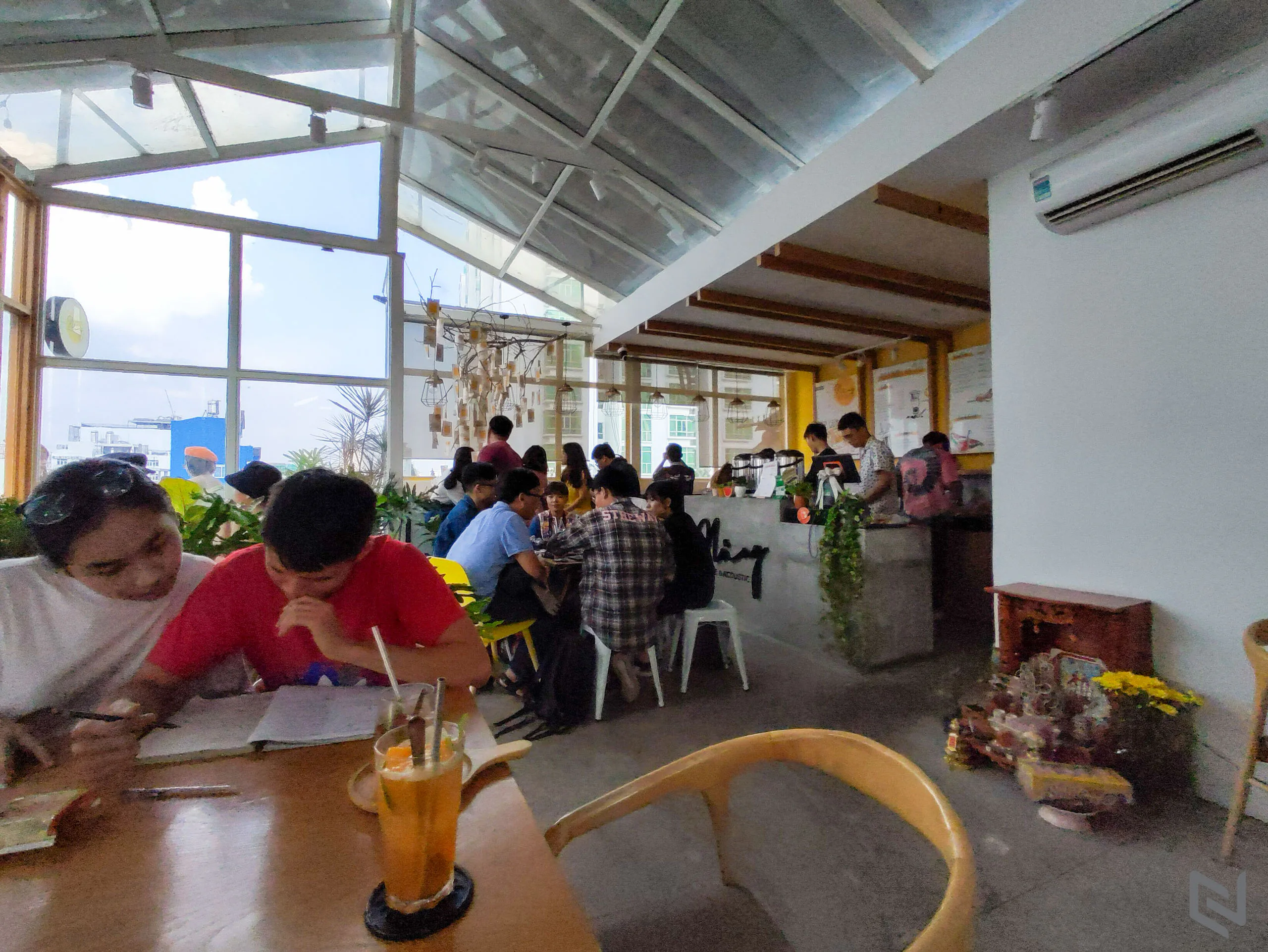 Đánh giá Vsmart Live: Tai thỏ vô nghĩa với màn hình đều và đẹp thế này, hiệu năng và phần mềm rất tốt trong tầm giá