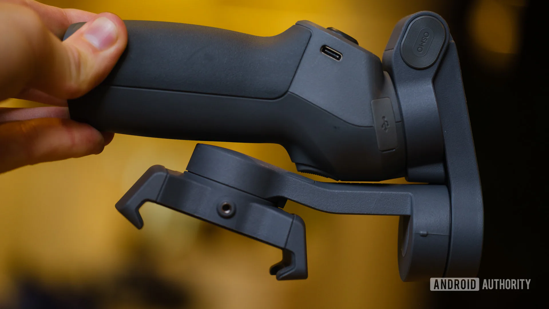 DJI ra mắt gimbal Osmo Mobile 3 có thể được gập lại cực kì gọn gàng