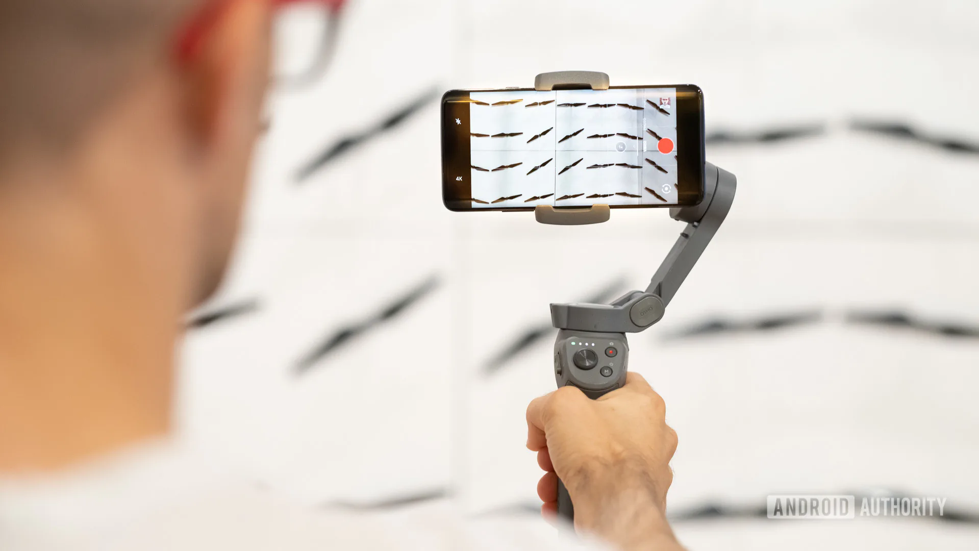 DJI ra mắt gimbal Osmo Mobile 3 có thể được gập lại cực kì gọn gàng