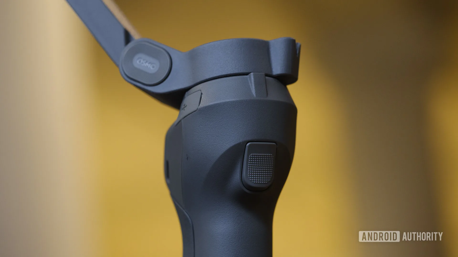 DJI ra mắt gimbal Osmo Mobile 3 có thể được gập lại cực kì gọn gàng