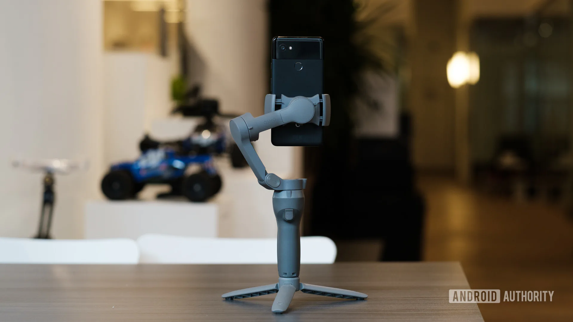 DJI ra mắt gimbal Osmo Mobile 3 có thể được gập lại cực kì gọn gàng