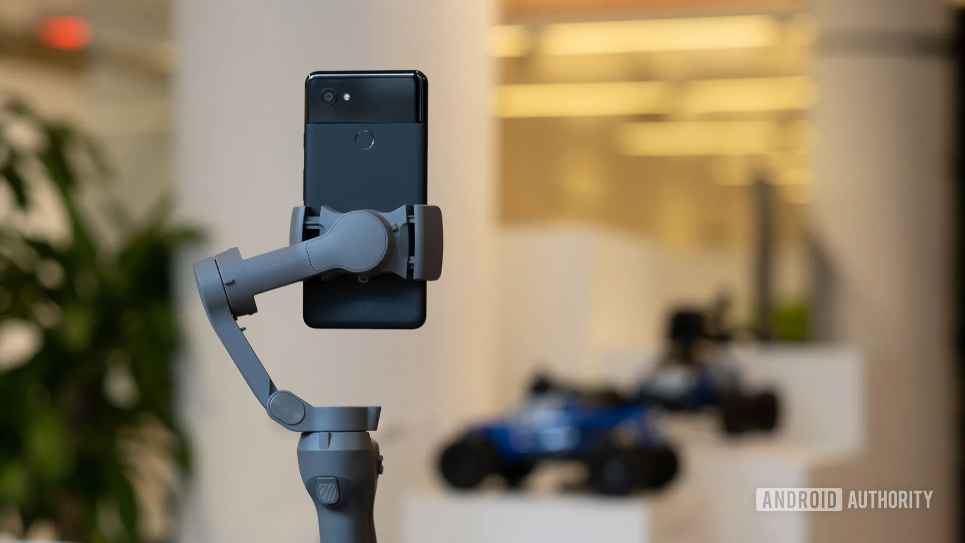 DJI ra mắt gimbal Osmo Mobile 3 có thể được gập lại cực kì gọn gàng