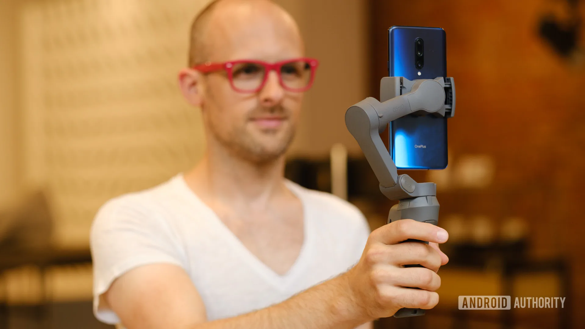 DJI ra mắt gimbal Osmo Mobile 3 có thể được gập lại cực kì gọn gàng