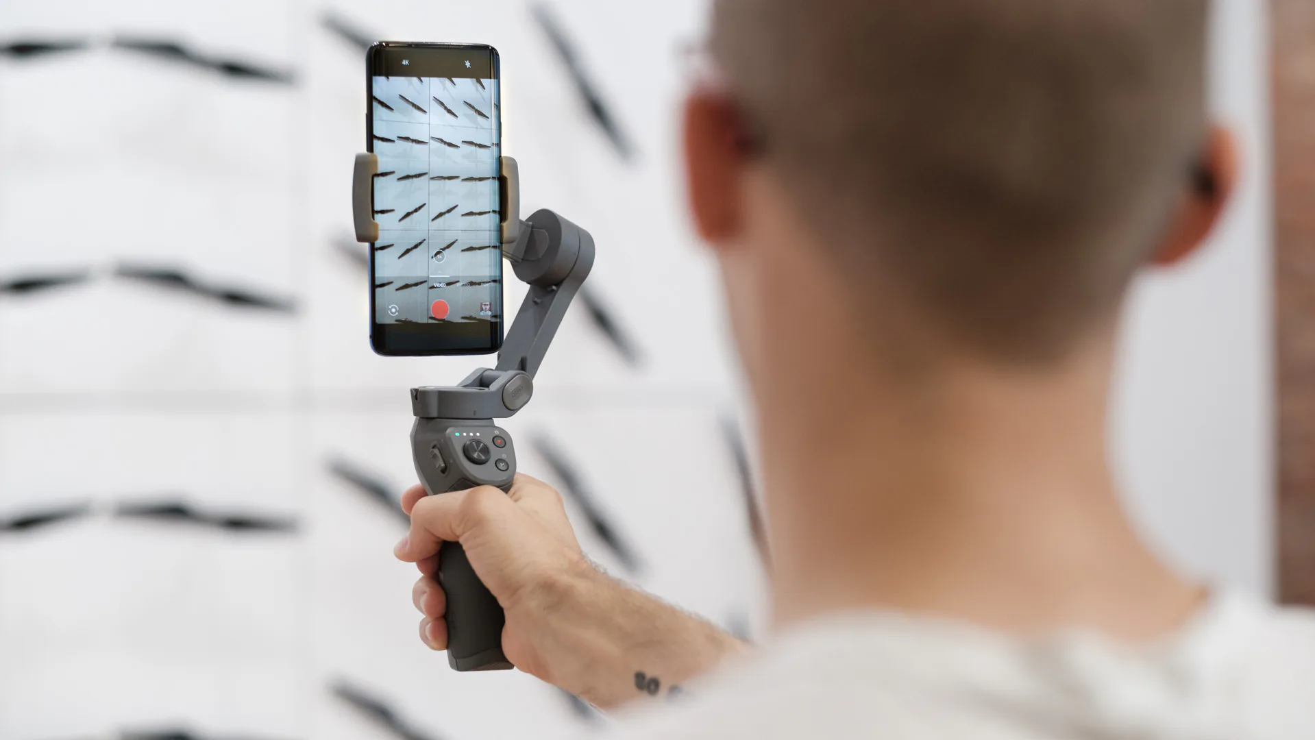 DJI ra mắt gimbal Osmo Mobile 3 có thể được gập lại cực kì gọn gàng