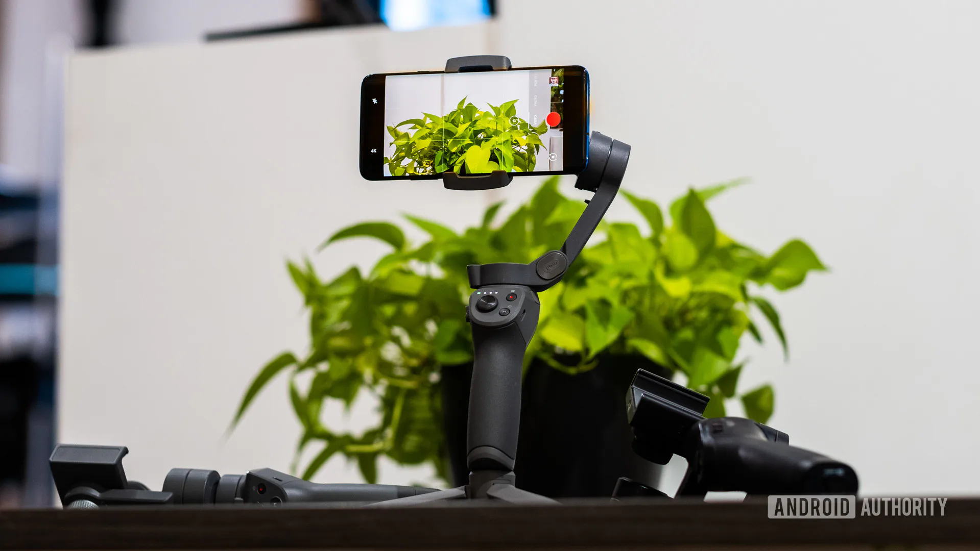 DJI ra mắt gimbal Osmo Mobile 3 có thể được gập lại cực kì gọn gàng