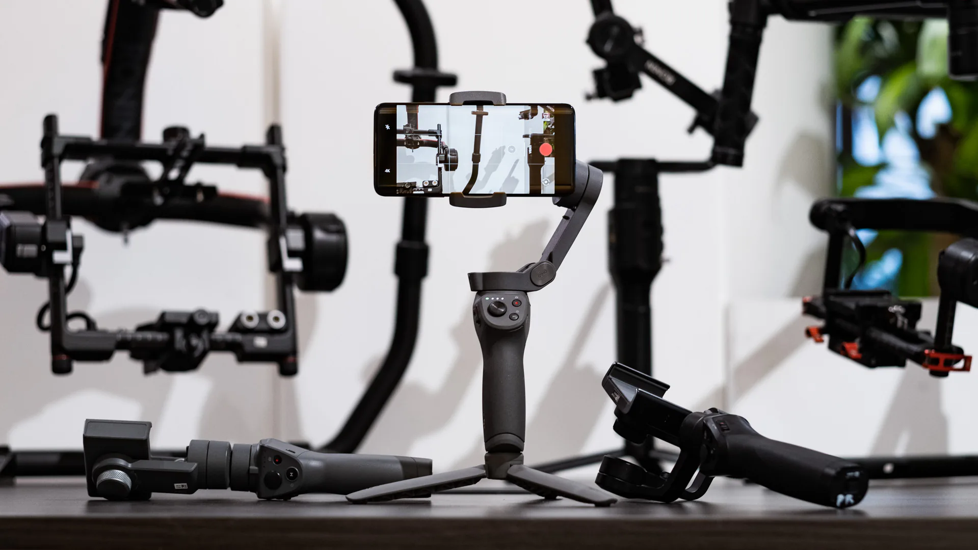 DJI ra mắt gimbal Osmo Mobile 3 có thể được gập lại cực kì gọn gàng