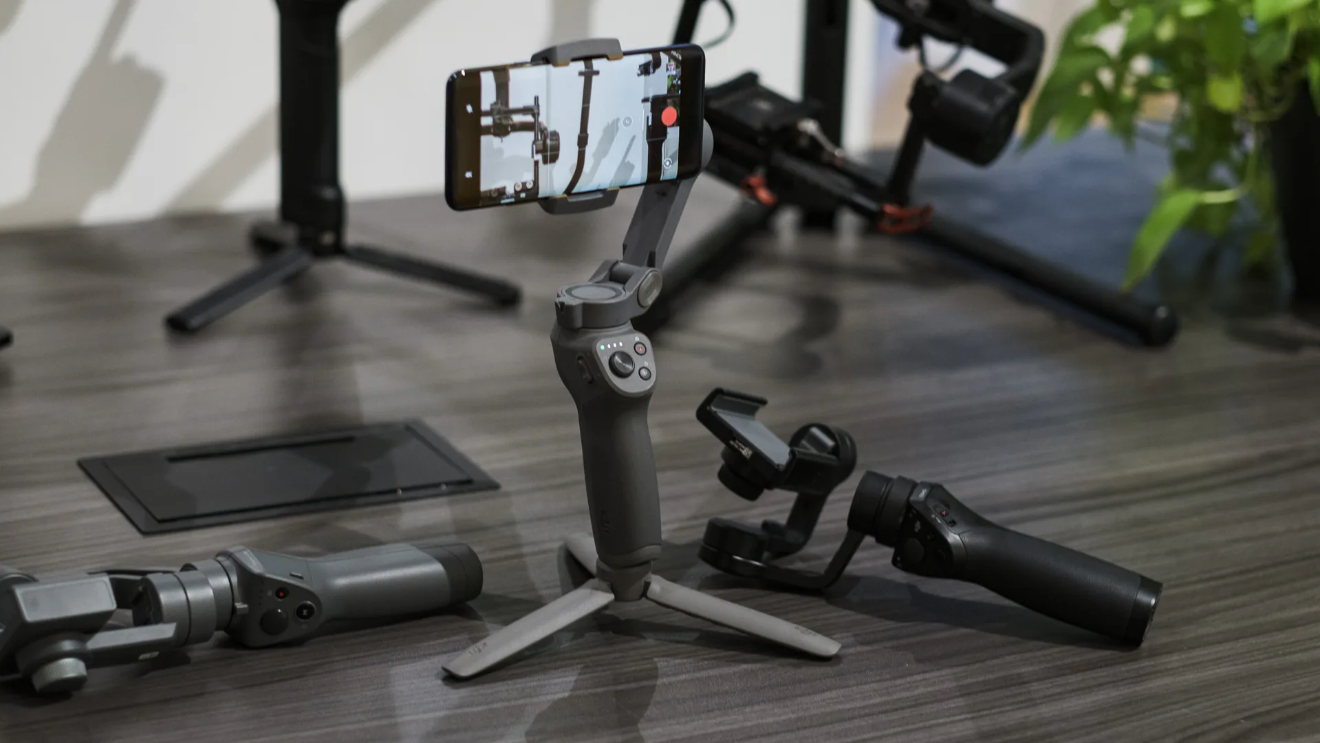 DJI ra mắt gimbal Osmo Mobile 3 có thể được gập lại cực kì gọn gàng