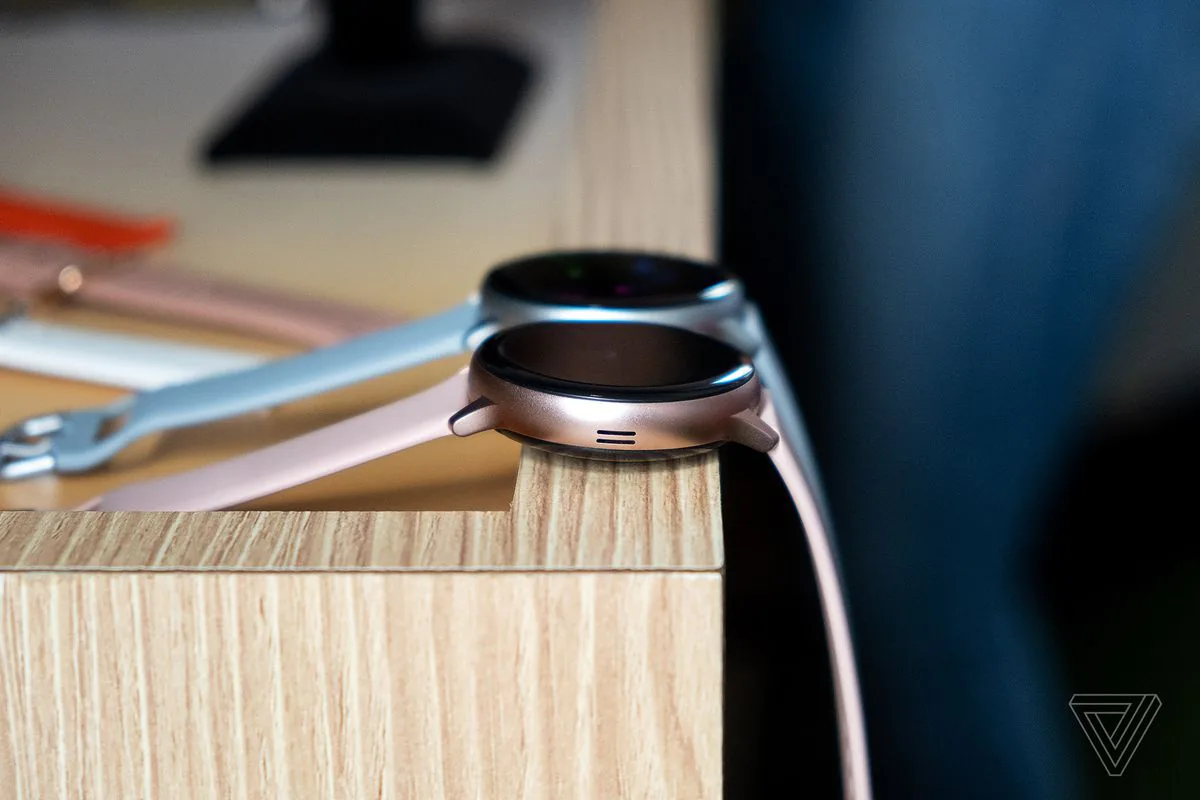 Trên tay Samsung Galaxy Watch Active 2, mang điều khiển viền trở lại dưới dạng cảm ứng, 2 kích cỡ, bản thép có LTE