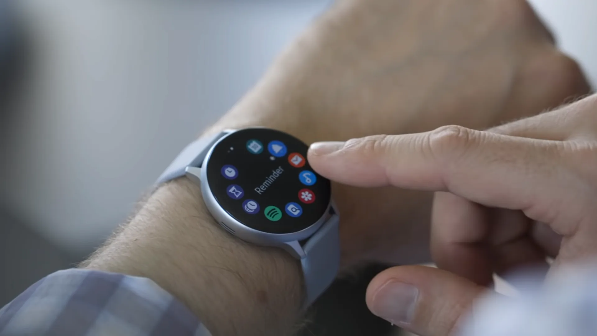 Trên tay Samsung Galaxy Watch Active 2, mang điều khiển viền trở lại dưới dạng cảm ứng, 2 kích cỡ, bản thép có LTE