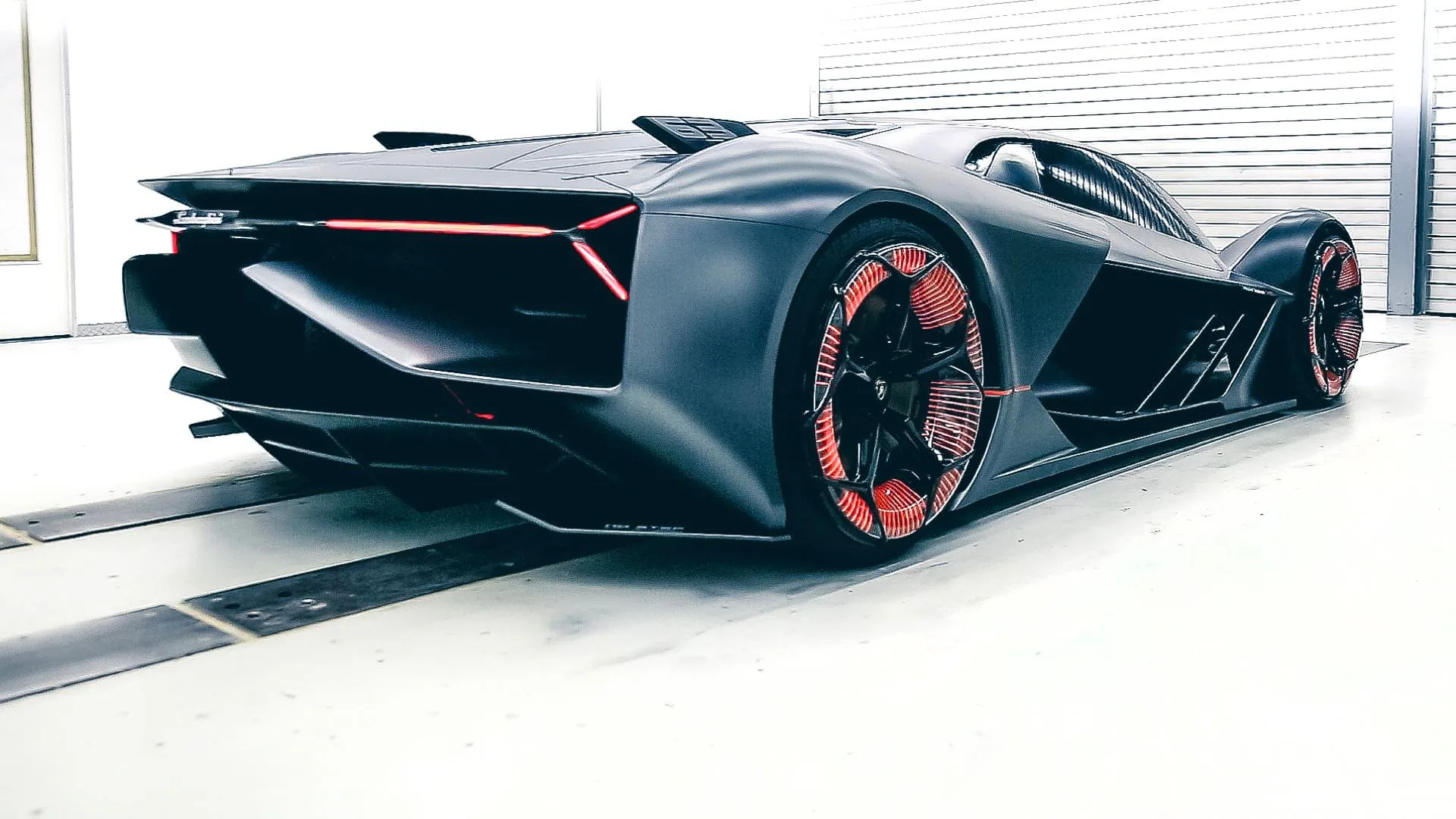 Lamborghini tung teaser hé lộ siêu xe sắp ra mắt với đèn trước giống với concept Terzo Millennio