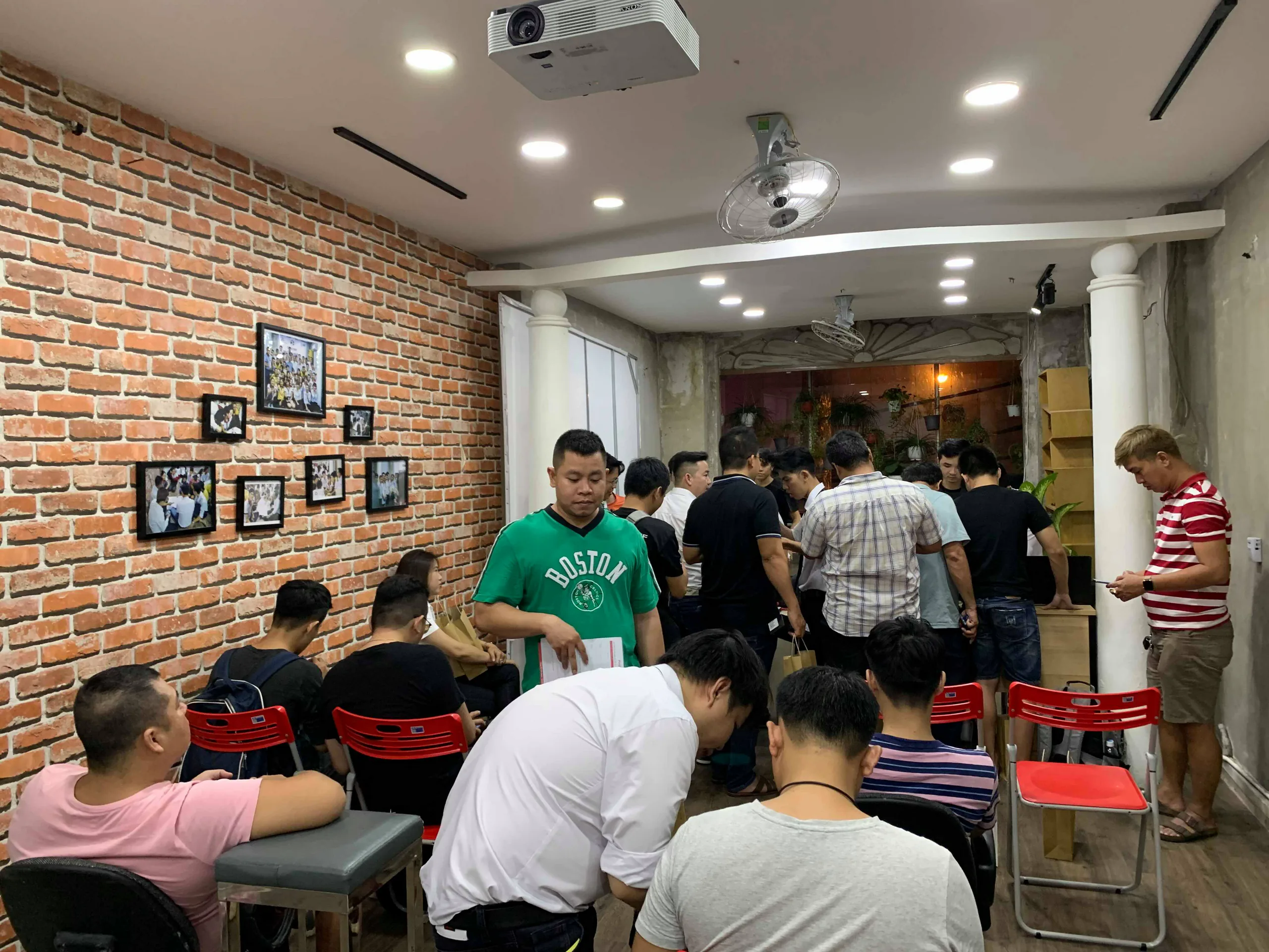 Các nhà bán lẻ đồng loạt cho khách mở hộp bộ đôi Galaxy Note 10 | Note 10+ lúc 0h sáng