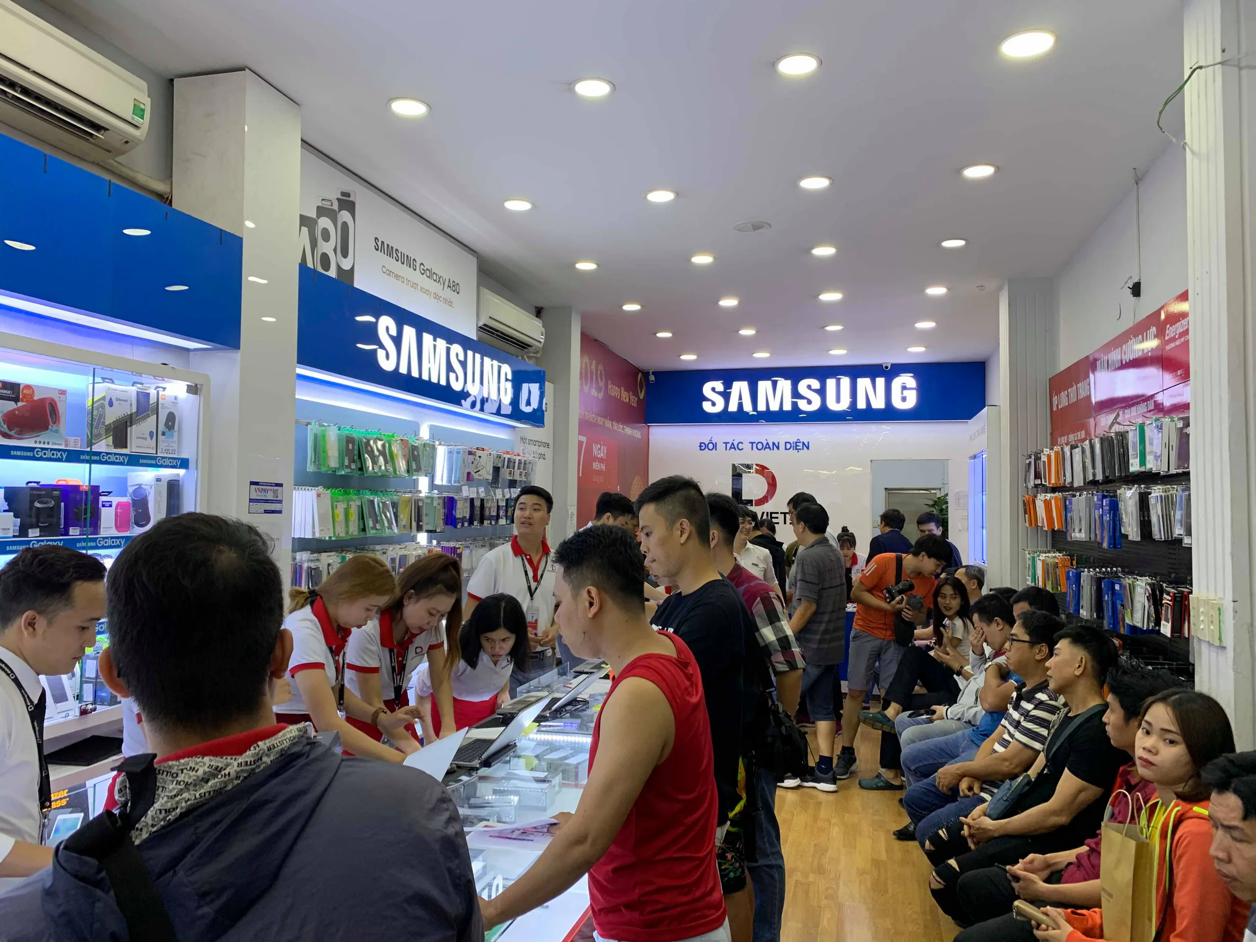 Các nhà bán lẻ đồng loạt cho khách mở hộp bộ đôi Galaxy Note 10 | Note 10+ lúc 0h sáng