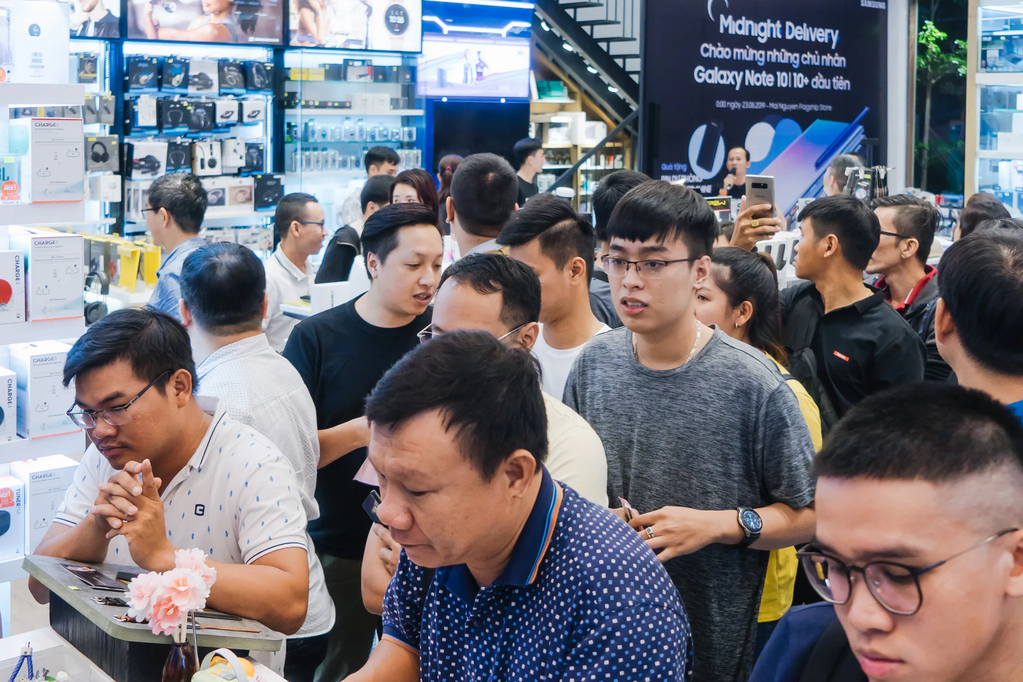Các nhà bán lẻ đồng loạt cho khách mở hộp bộ đôi Galaxy Note 10 | Note 10+ lúc 0h sáng
