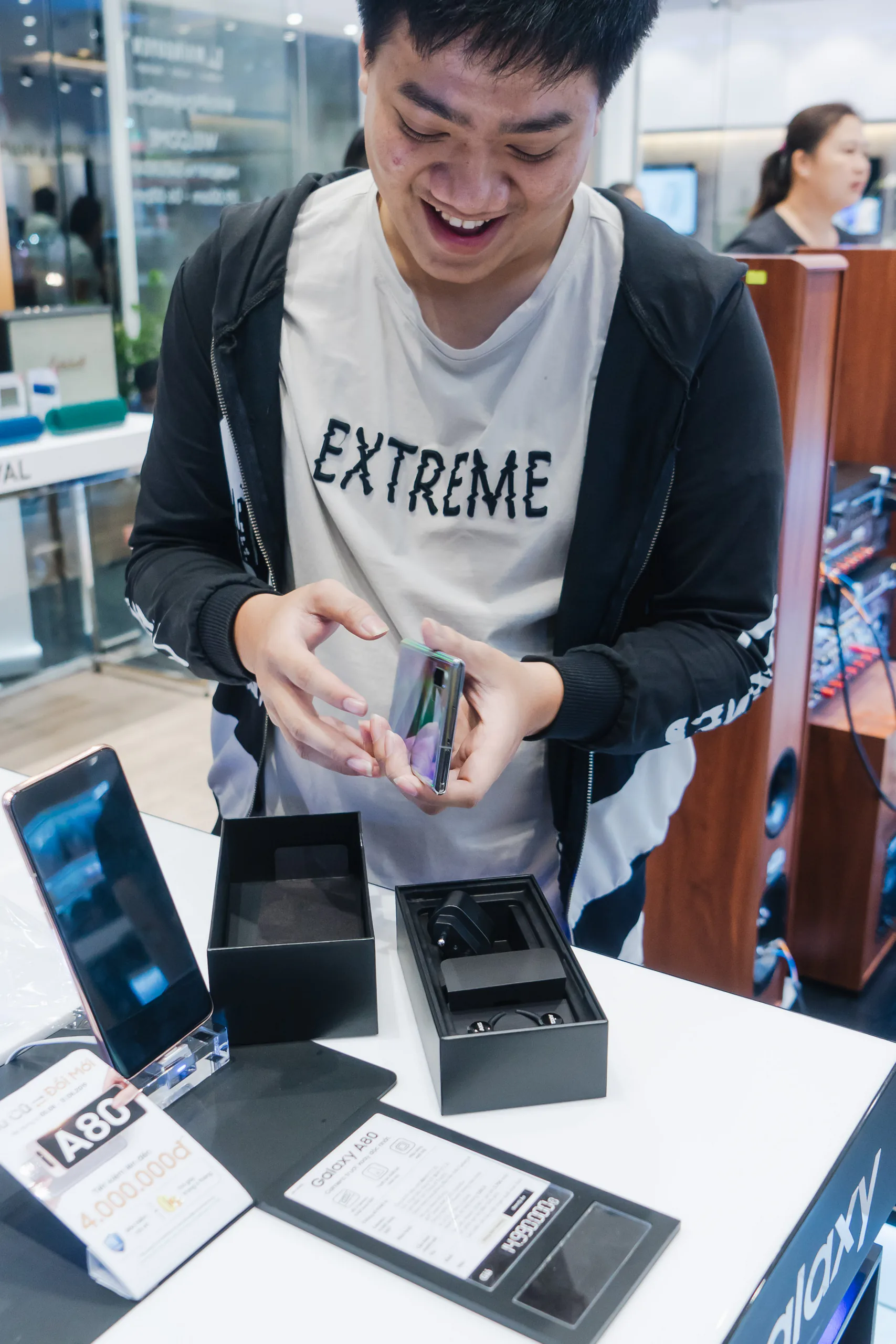 Các nhà bán lẻ đồng loạt cho khách mở hộp bộ đôi Galaxy Note 10 | Note 10+ lúc 0h sáng