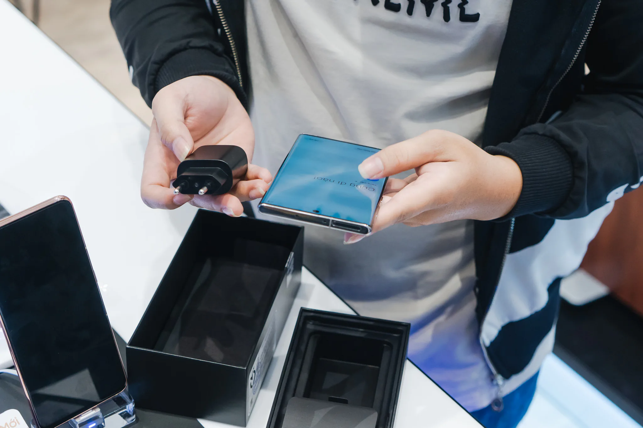 Các nhà bán lẻ đồng loạt cho khách mở hộp bộ đôi Galaxy Note 10 | Note 10+ lúc 0h sáng