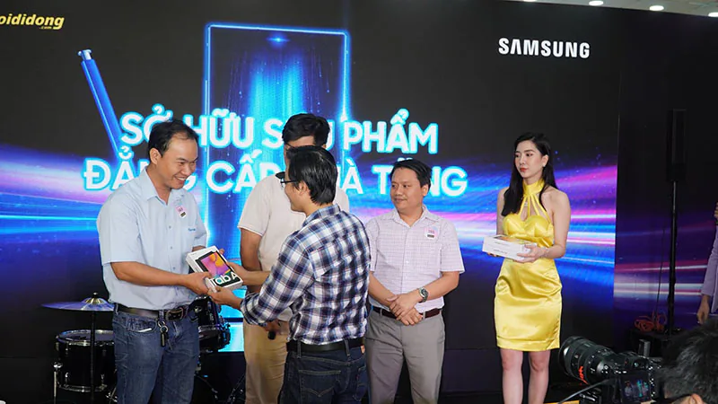 Các nhà bán lẻ đồng loạt cho khách mở hộp bộ đôi Galaxy Note 10 | Note 10+ lúc 0h sáng