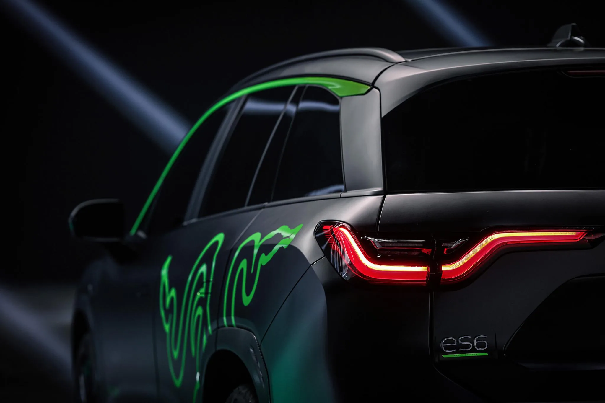 Ngoài phụ kiện chơi game, Razer còn tung ra ô tô điện SUV với ngôn ngữ thiết kế Razer Chroma Lighting