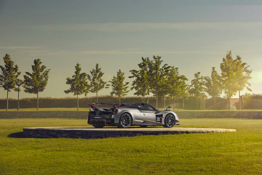Pagani ra mắt Huayra Roadster BC, siêu xe thể thao mui trần tuyệt đẹp chỉ có 40 chiếc bán ra