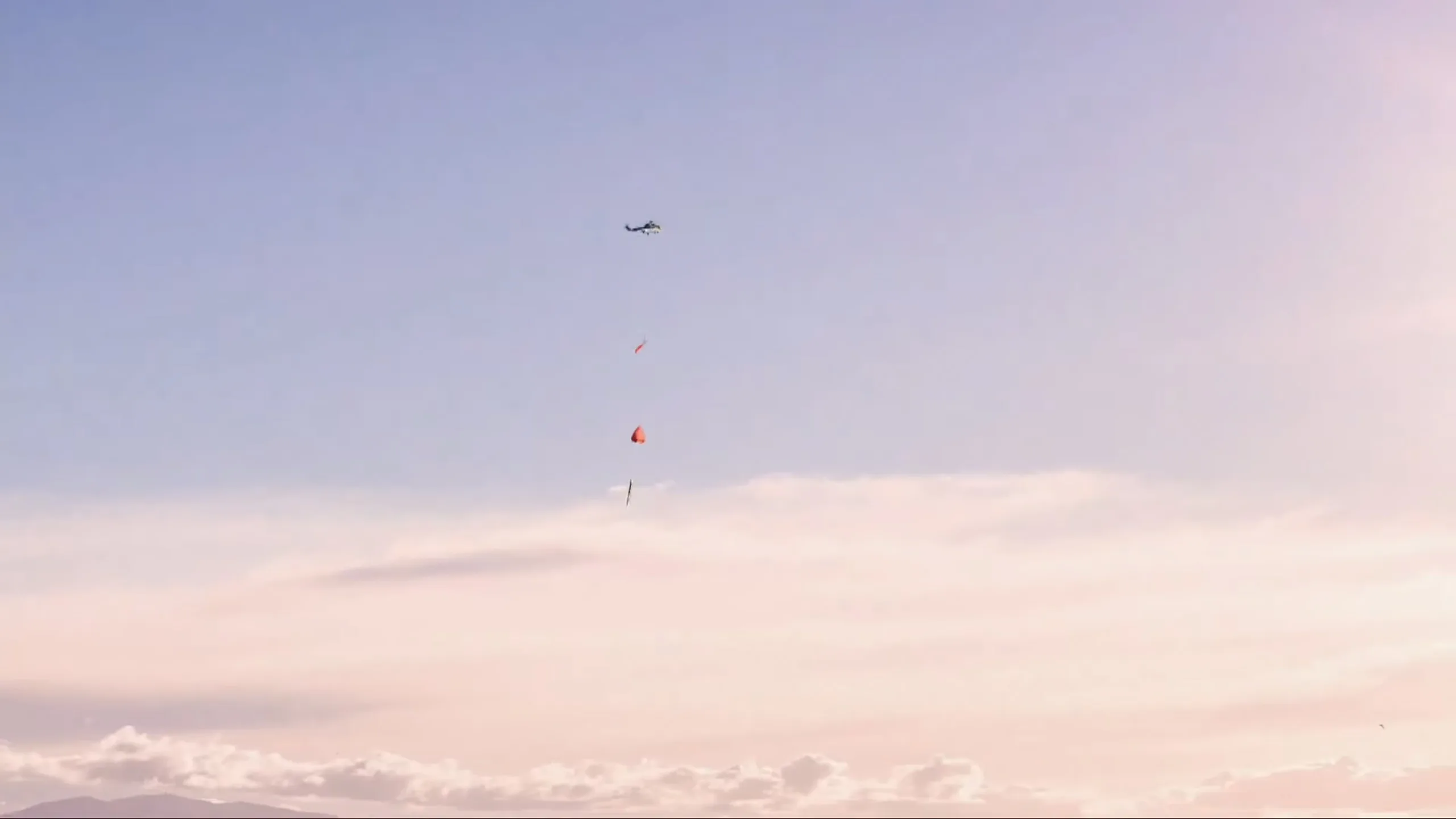 Rocket Lab dự định tái sử dụng tên lửa của mình bằng cách dùng trực thăng "bắt" về