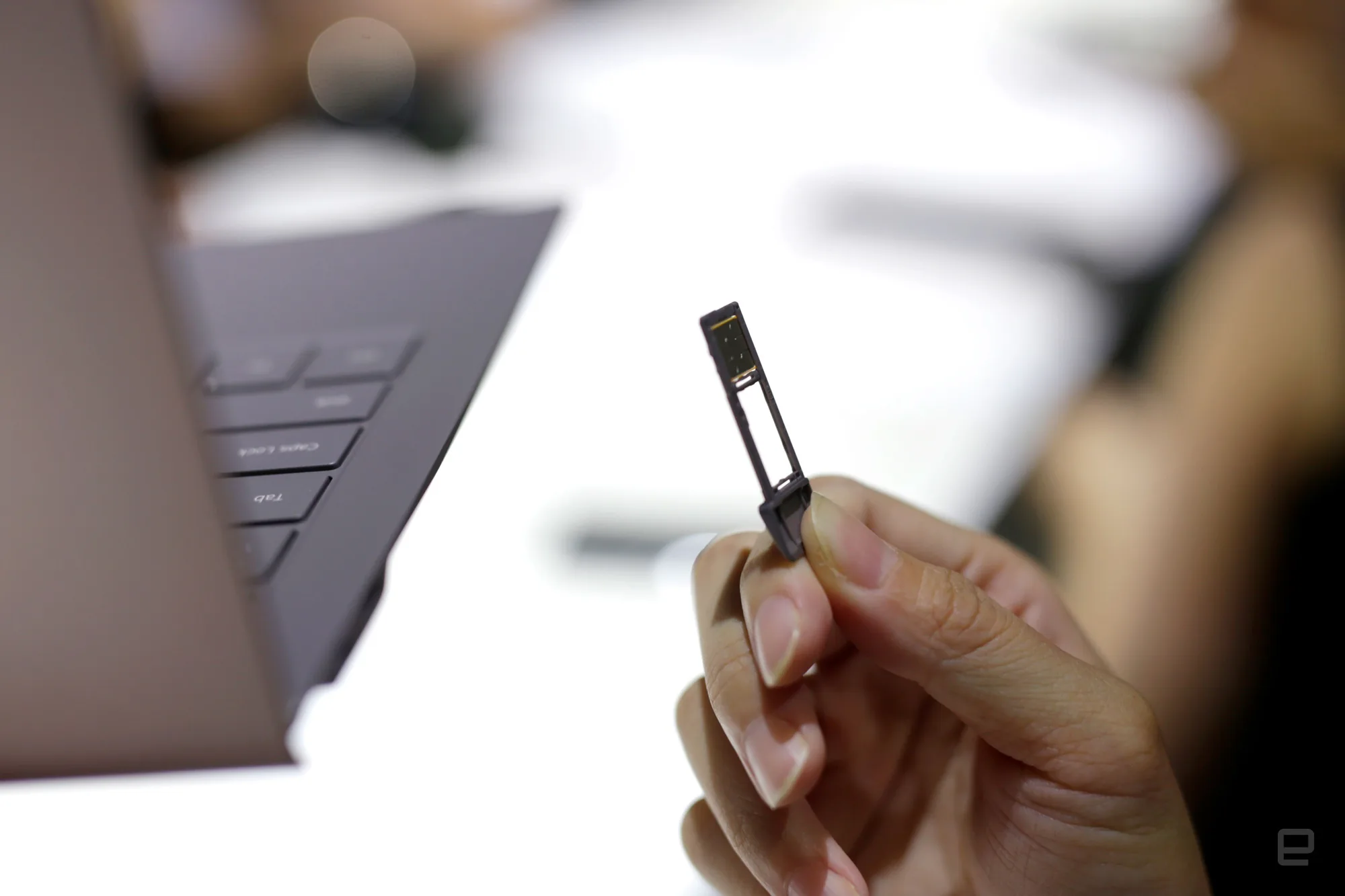 Trên tay Samsung Galaxy Book S: Thiết kế siêu mỏng-nhẹ, chạy Snapdragon 8cx và Windows 10