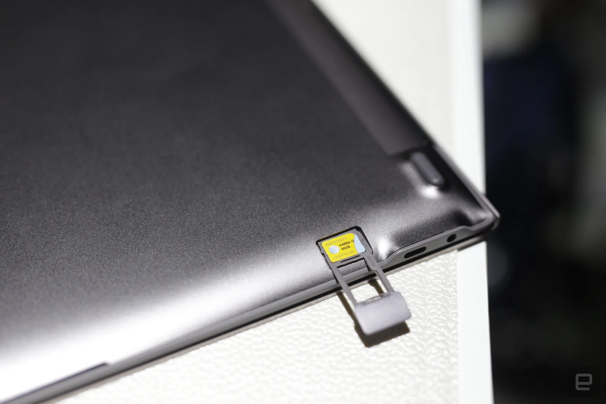 Trên tay Samsung Galaxy Book S: Thiết kế siêu mỏng-nhẹ, chạy Snapdragon 8cx và Windows 10