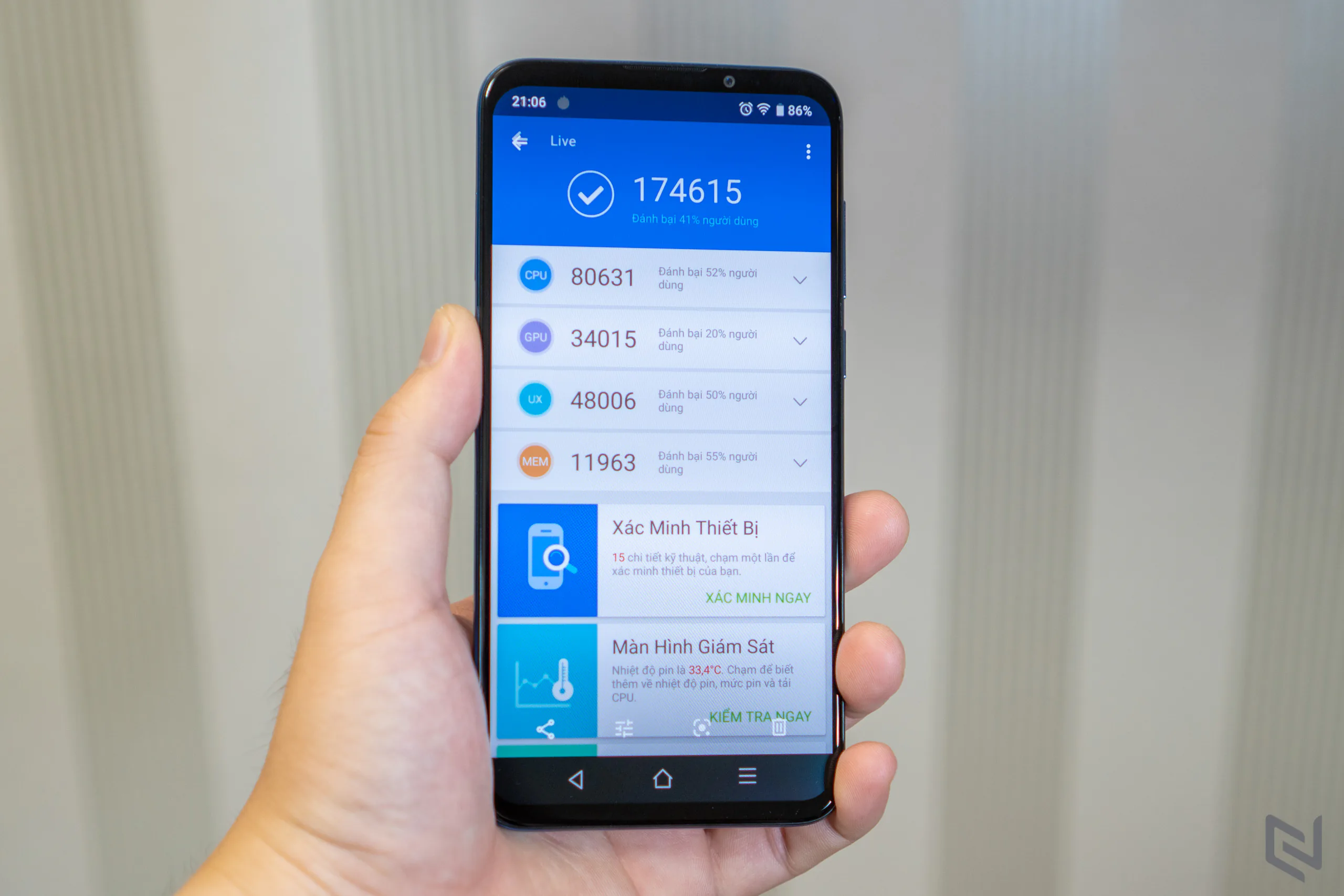 Đánh giá Vsmart Live: Tai thỏ vô nghĩa với màn hình đều và đẹp thế này, hiệu năng và phần mềm rất tốt trong tầm giá