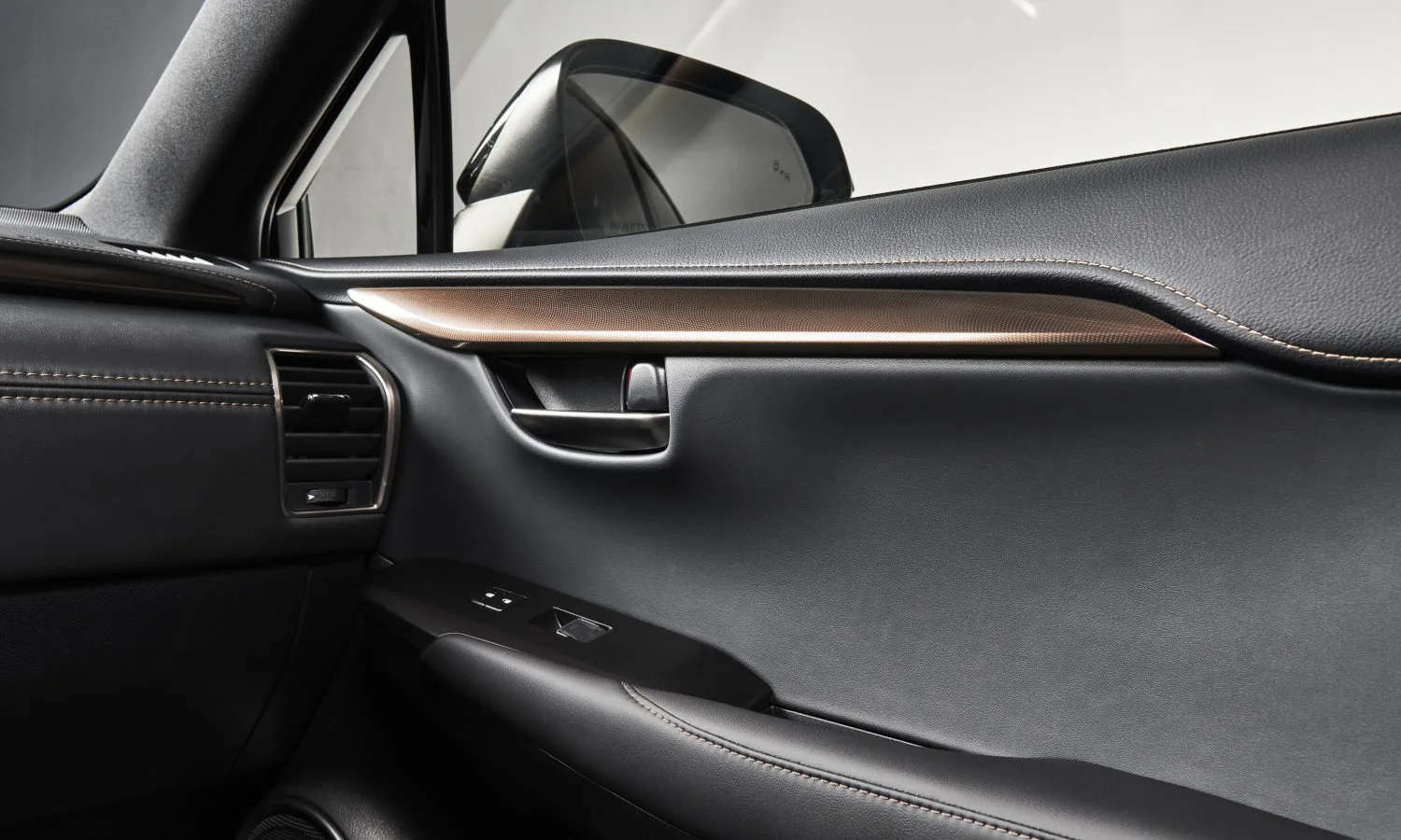 Lexus NX 300 Black Line Special Edition 2020 ra mắt, mâm đồng sang trọng và giá chỉ từ 44710 USD