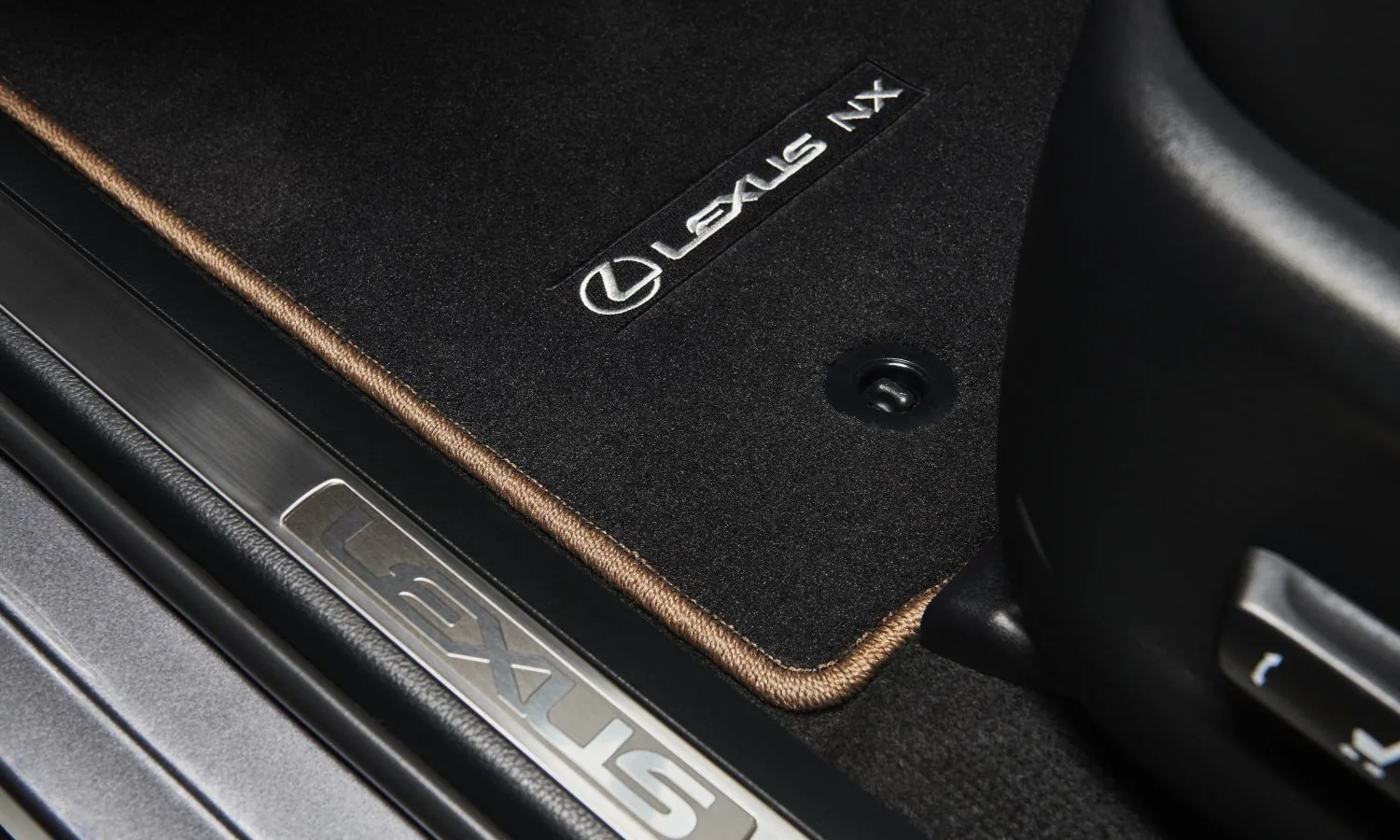 Lexus NX 300 Black Line Special Edition 2020 ra mắt, mâm đồng sang trọng và giá chỉ từ 44710 USD
