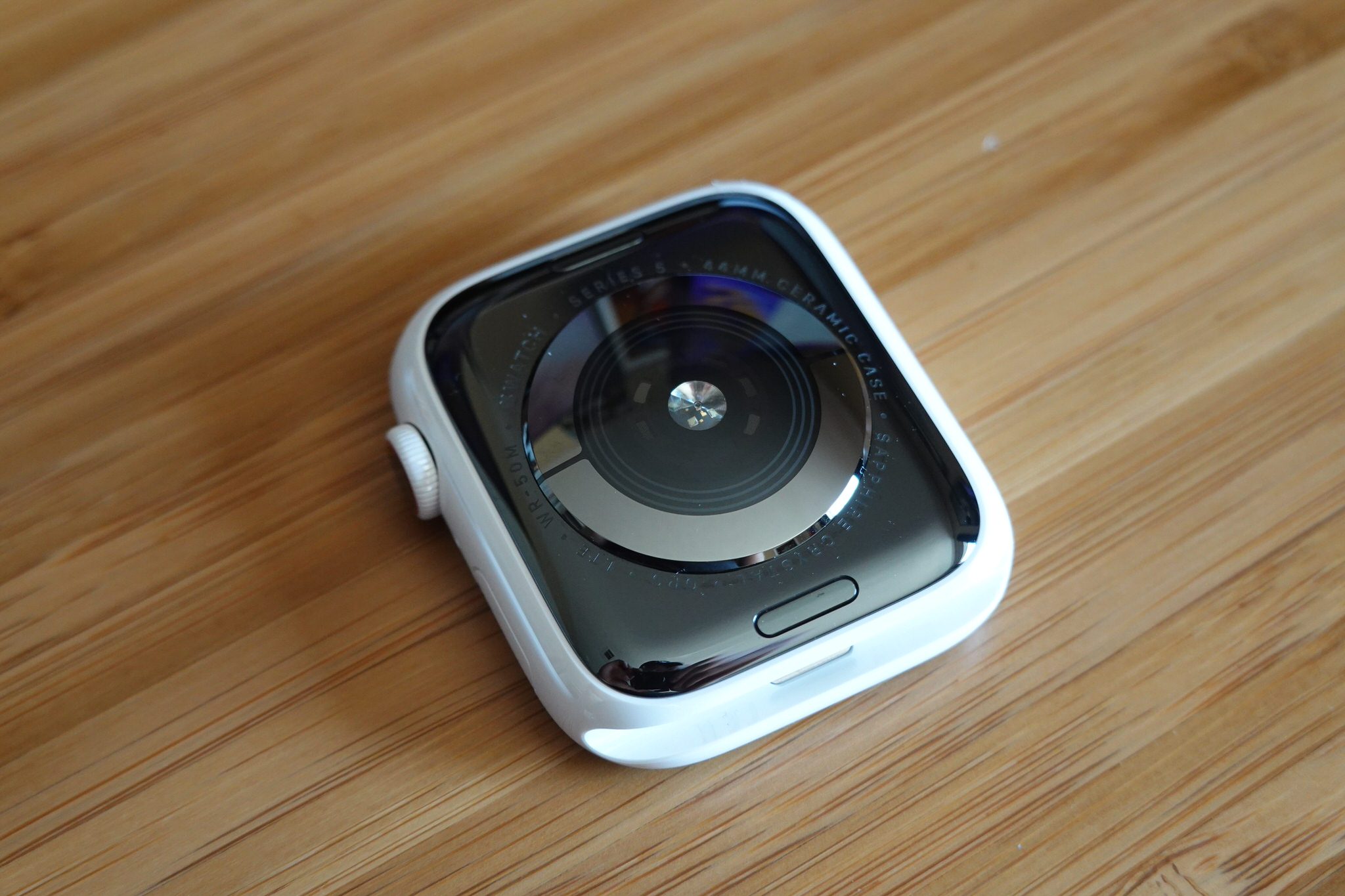 Bạn có biết tại sao Apple Watch Series 5 bản Titanium và Ceramic lại rất đắt hay không?
