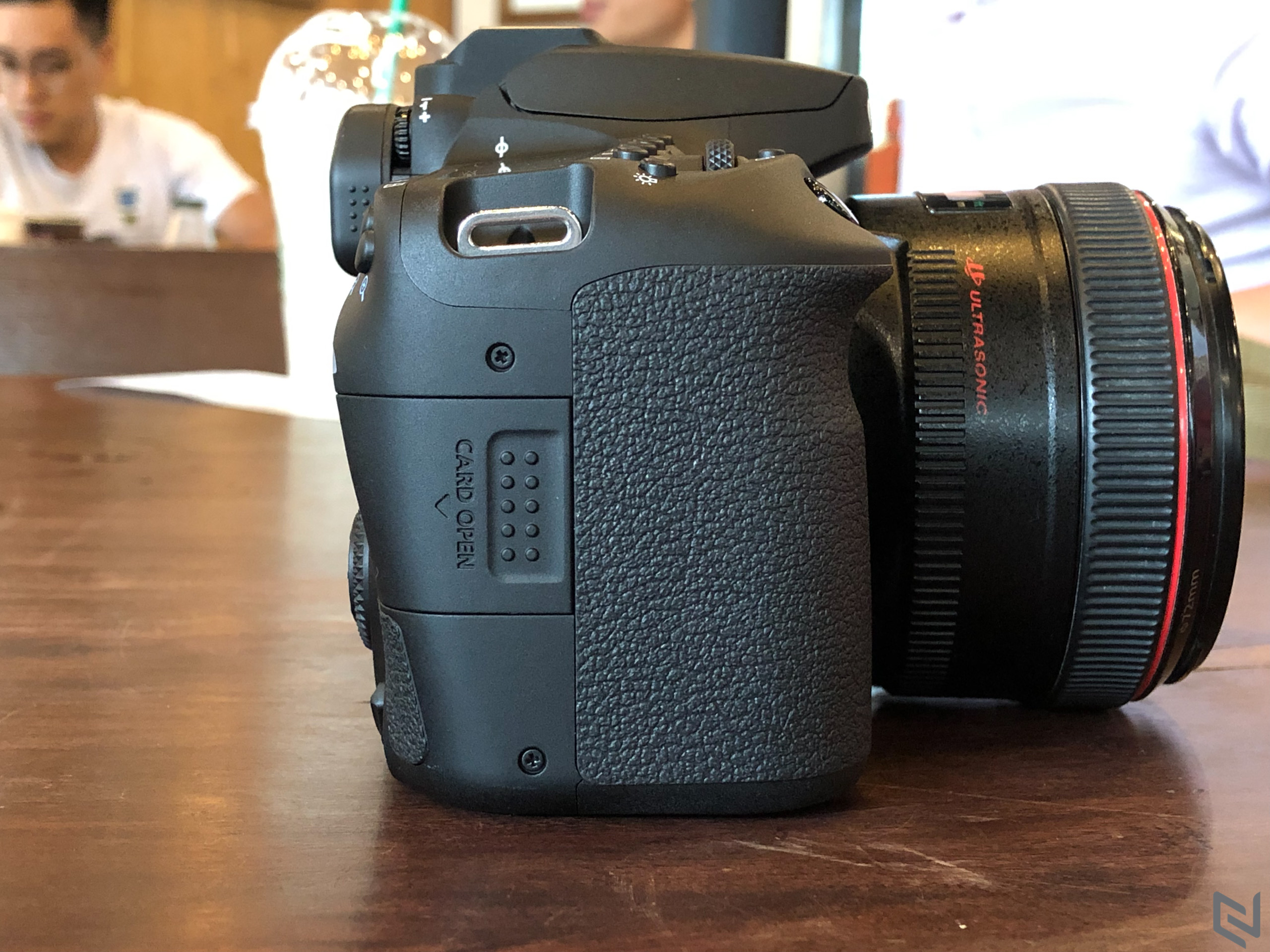Trên tay nhanh Canon EOS 90D: Nâng cấp phần cứng, ngoại hình ít thay đổi