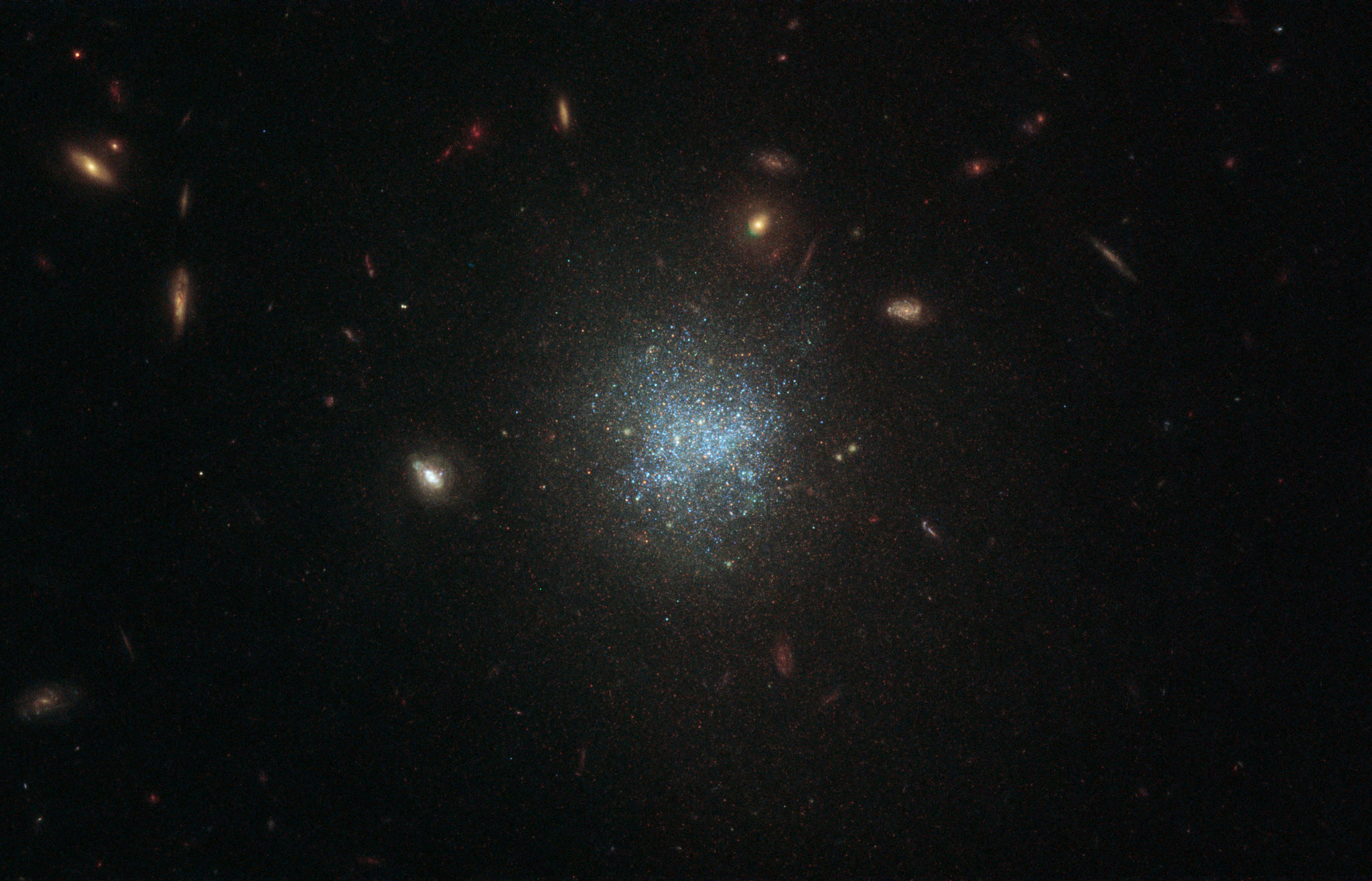 Kính thiên văn Hubble chụp được ảnh một thiên hà mờ nhạt cách 30 triệu năm ánh sáng bên trong trong chòm sao Cetus