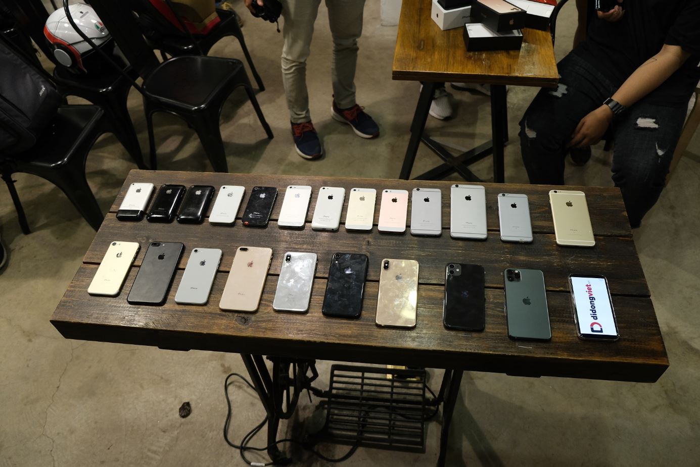 Người dùng Việt trải nghiệm trực tiếp những chiếc iPhone 11 đầu tiên cùng Di Động Việt