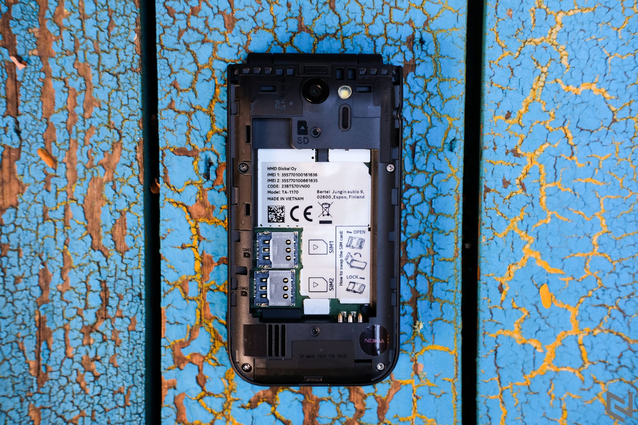 Mở hộp và trên tay Nokia 2720 Flip: Hương vị mới lạ cho cuộc sống hiện đại