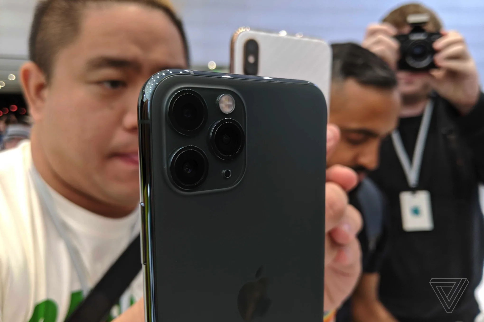 Trên tay iPhone 11 Pro và 11 Pro Max: Nếu không sợ lỗ, đây là chiếc iPhone tuyệt vời nhất dành cho bạn