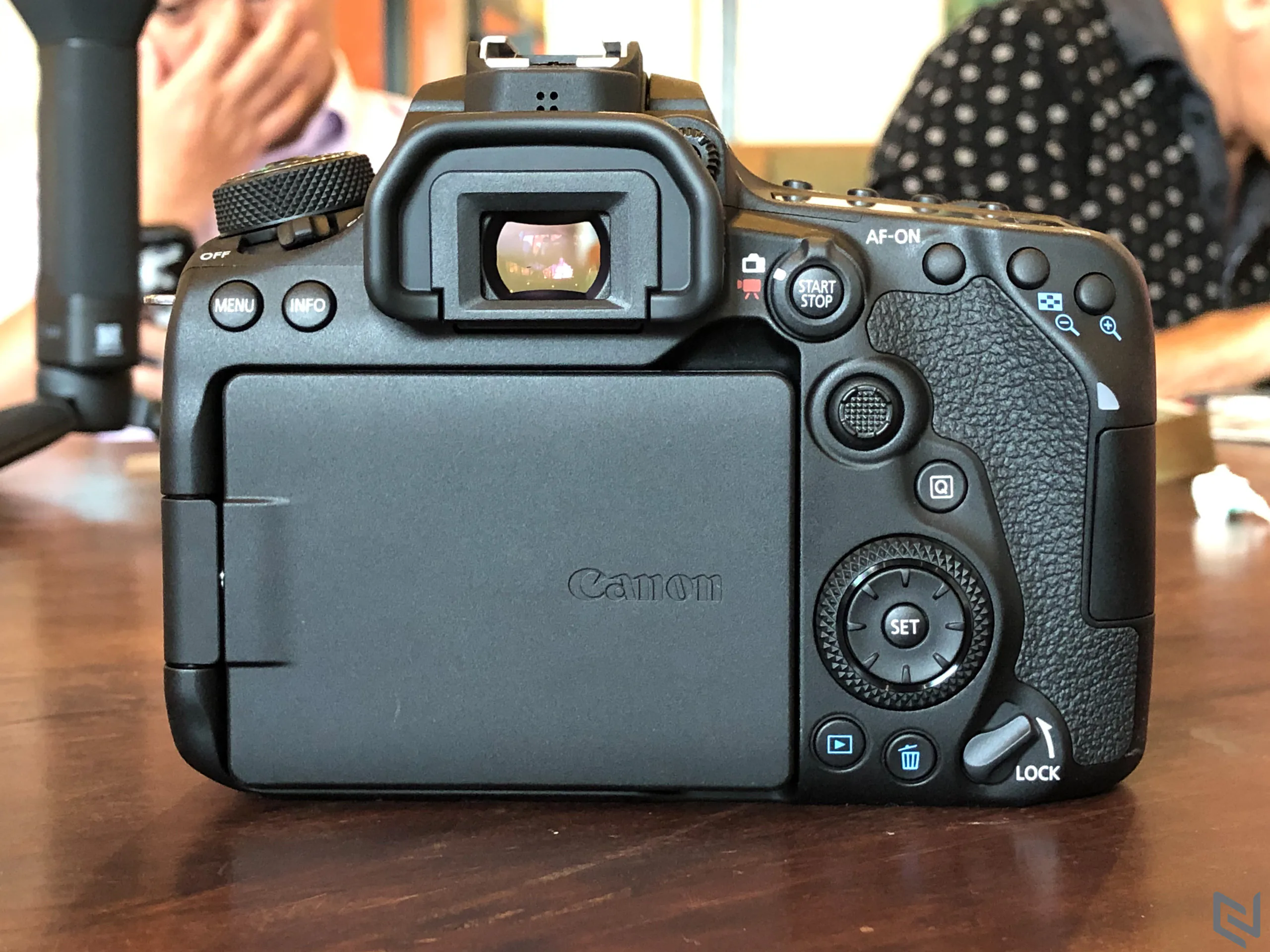 Trên tay nhanh Canon EOS 90D: Nâng cấp phần cứng, ngoại hình ít thay đổi