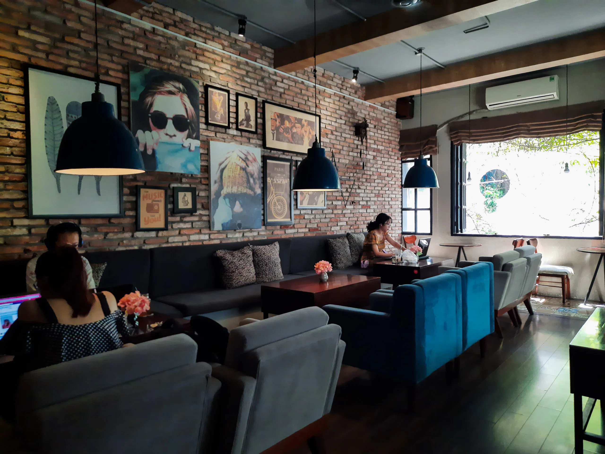 Mở hộp Samsung Galaxy A50s chính thức: Mặt lưng vân kim cương đa sắc với 3 camera mạnh mẽ