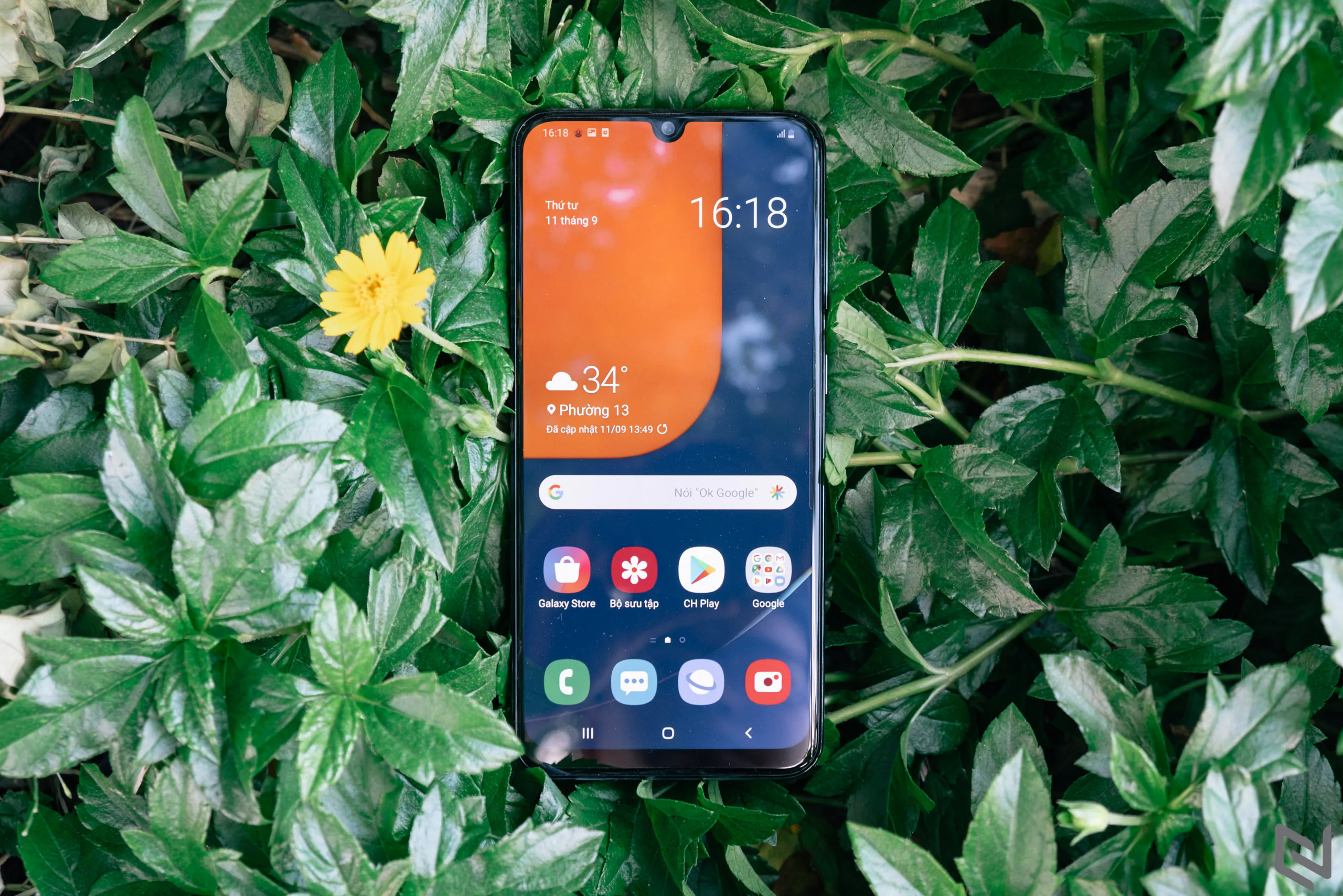 Mở hộp Samsung Galaxy A50s chính thức: Mặt lưng vân kim cương đa sắc với 3 camera mạnh mẽ