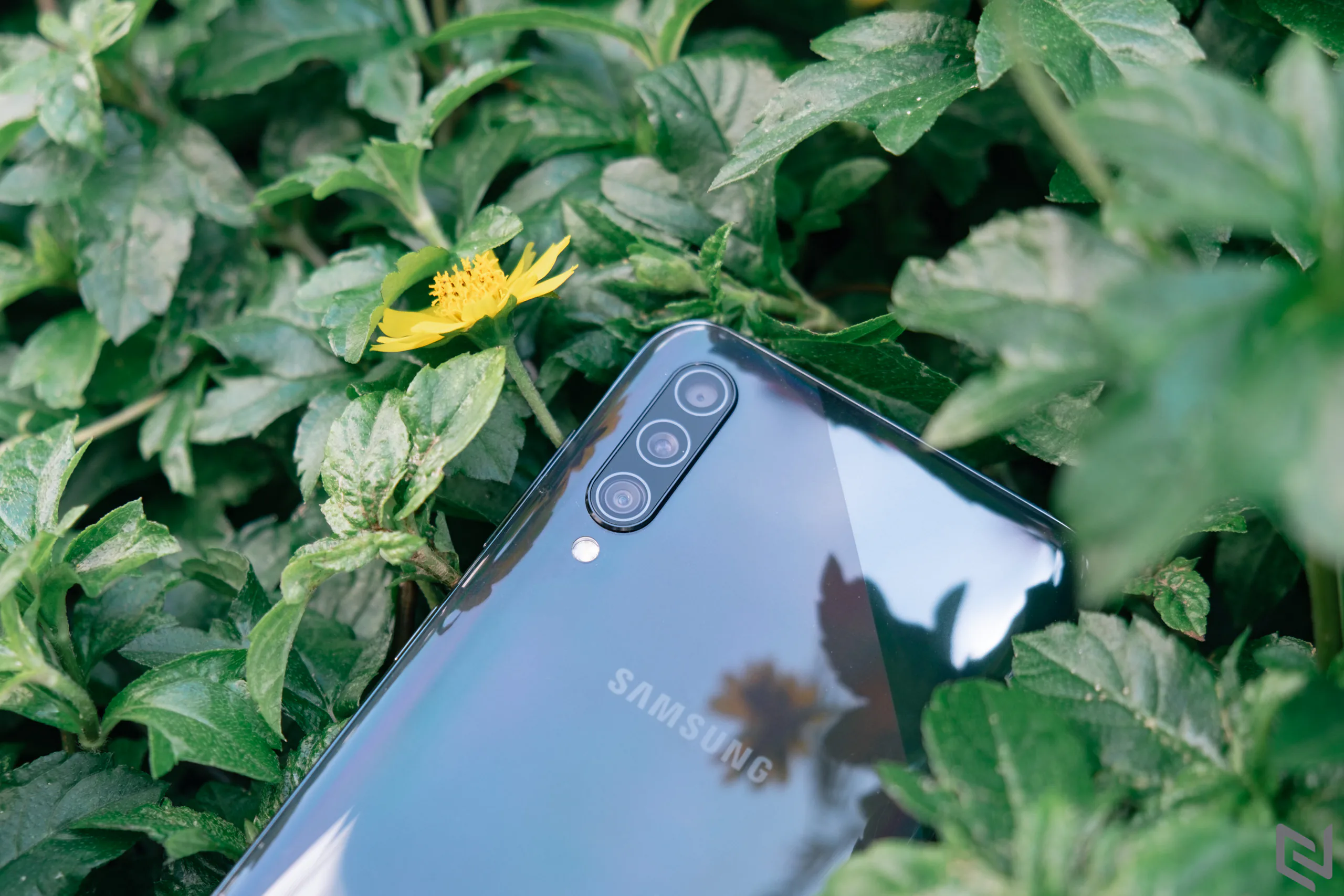 Mở hộp Samsung Galaxy A50s chính thức: Mặt lưng vân kim cương đa sắc với 3 camera mạnh mẽ