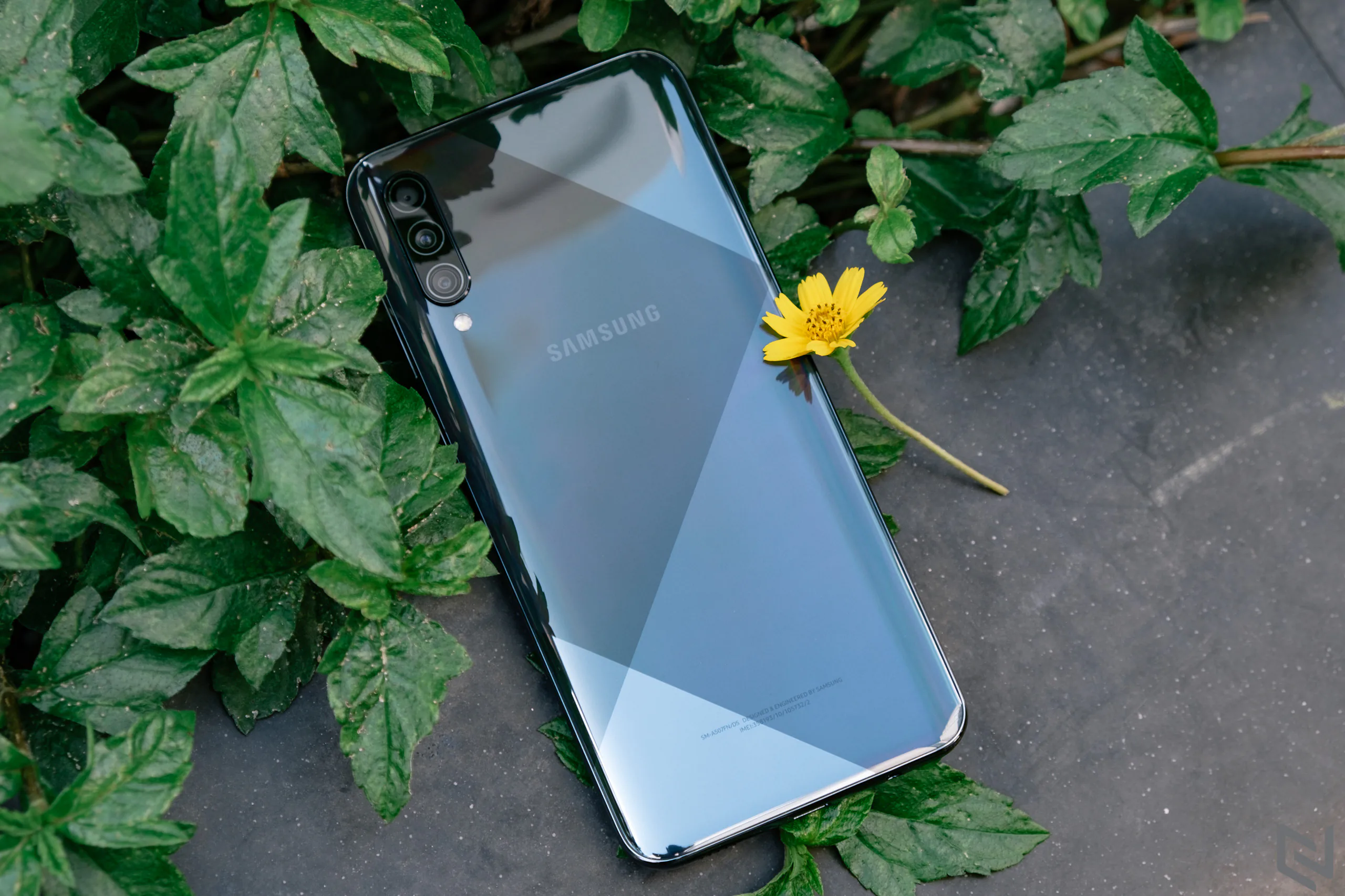 Mở hộp Samsung Galaxy A50s chính thức: Mặt lưng vân kim cương đa sắc với 3 camera mạnh mẽ